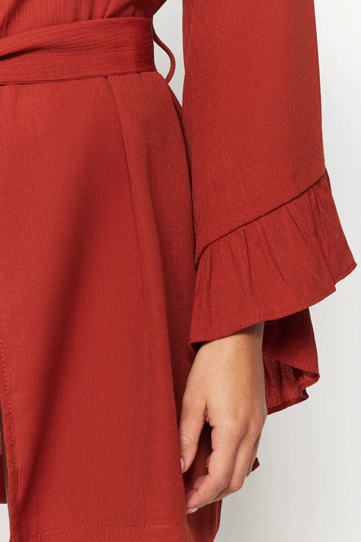 Trendyol Collection  Zimtfarbener, gewebter Mini-Volant-Kimono und -Kaftan mit Gürtel TBESS21KM0002