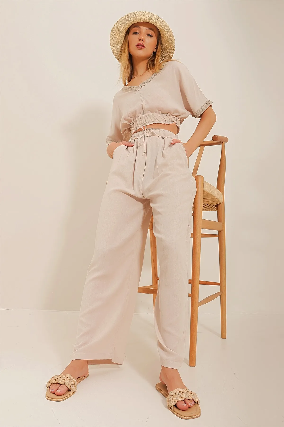 Trend Alaçatı Stili  Hellbeiges Crop-Top-Set mit gestreiftem Kragen und Palazzo-Hose für Damen ALC-X10652