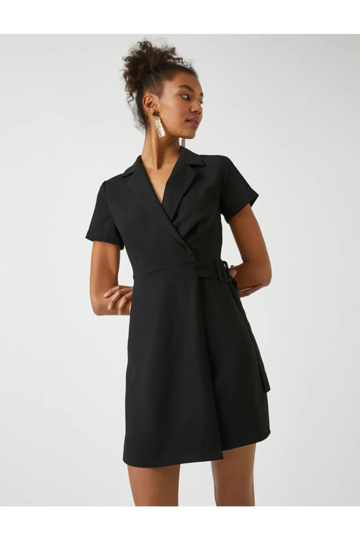 Koton  Damenkleid mit V-Ausschnitt und kurzen Ärmeln in Schwarz 2yak82952uw