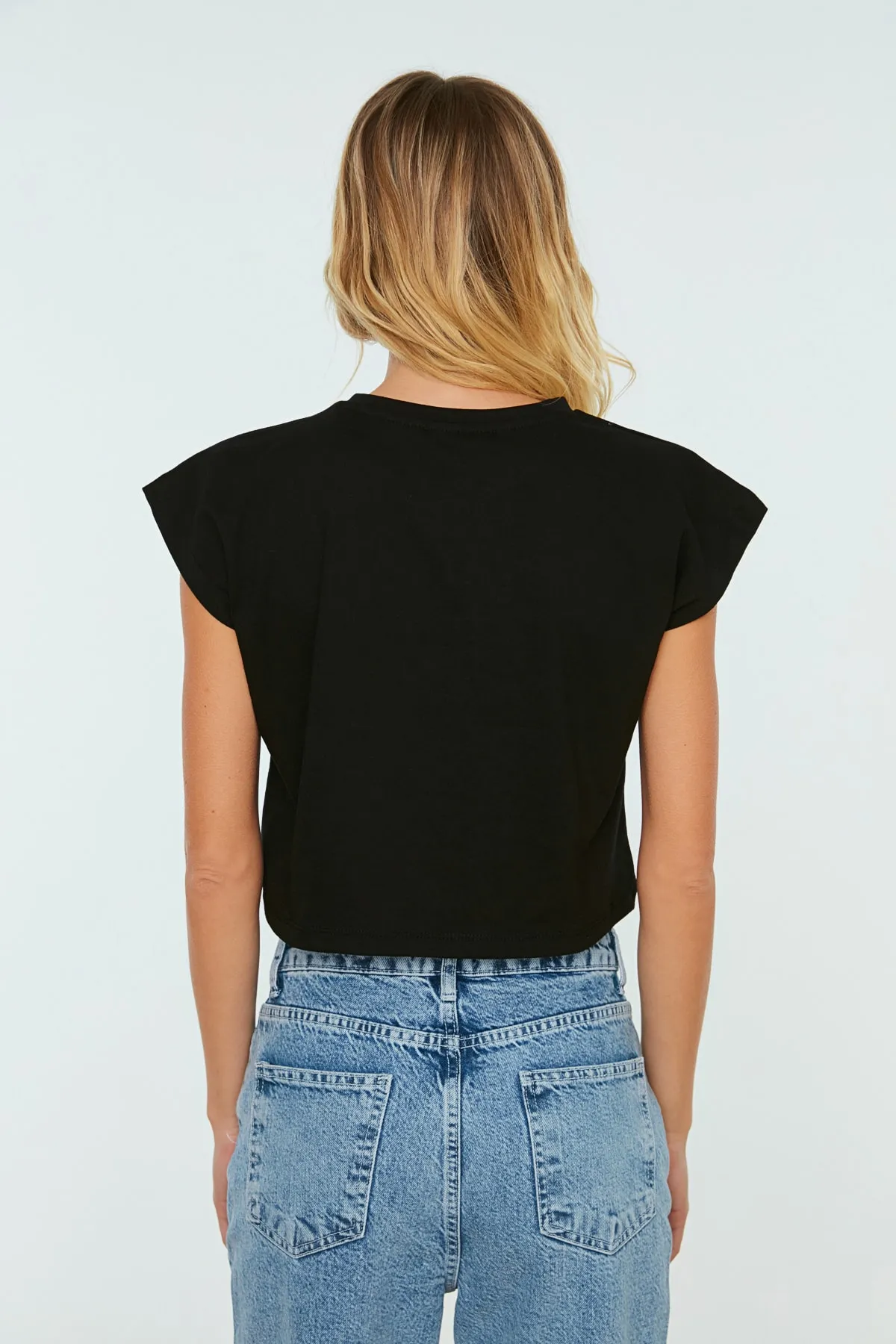 Trendyol Collection  Schwarzes Strick-T-Shirt aus 100 % Baumwolle mit Basic-Crop-Muster und niedrigen Ärmeln und Rundhalsausschnitt TWOSS22TS0378
