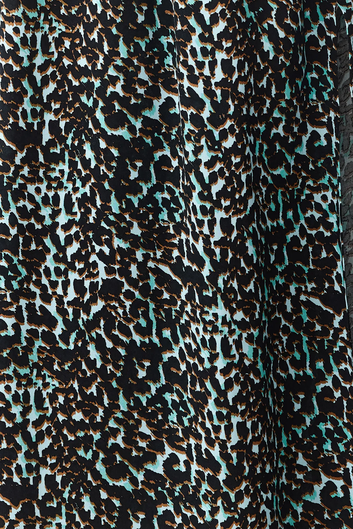 Trendyol Collection  Blaues Maxi-Webkleid mit Leopardenmuster, A-Linien-Schlitz und detailliertem Detail TWOSS23EL01892
