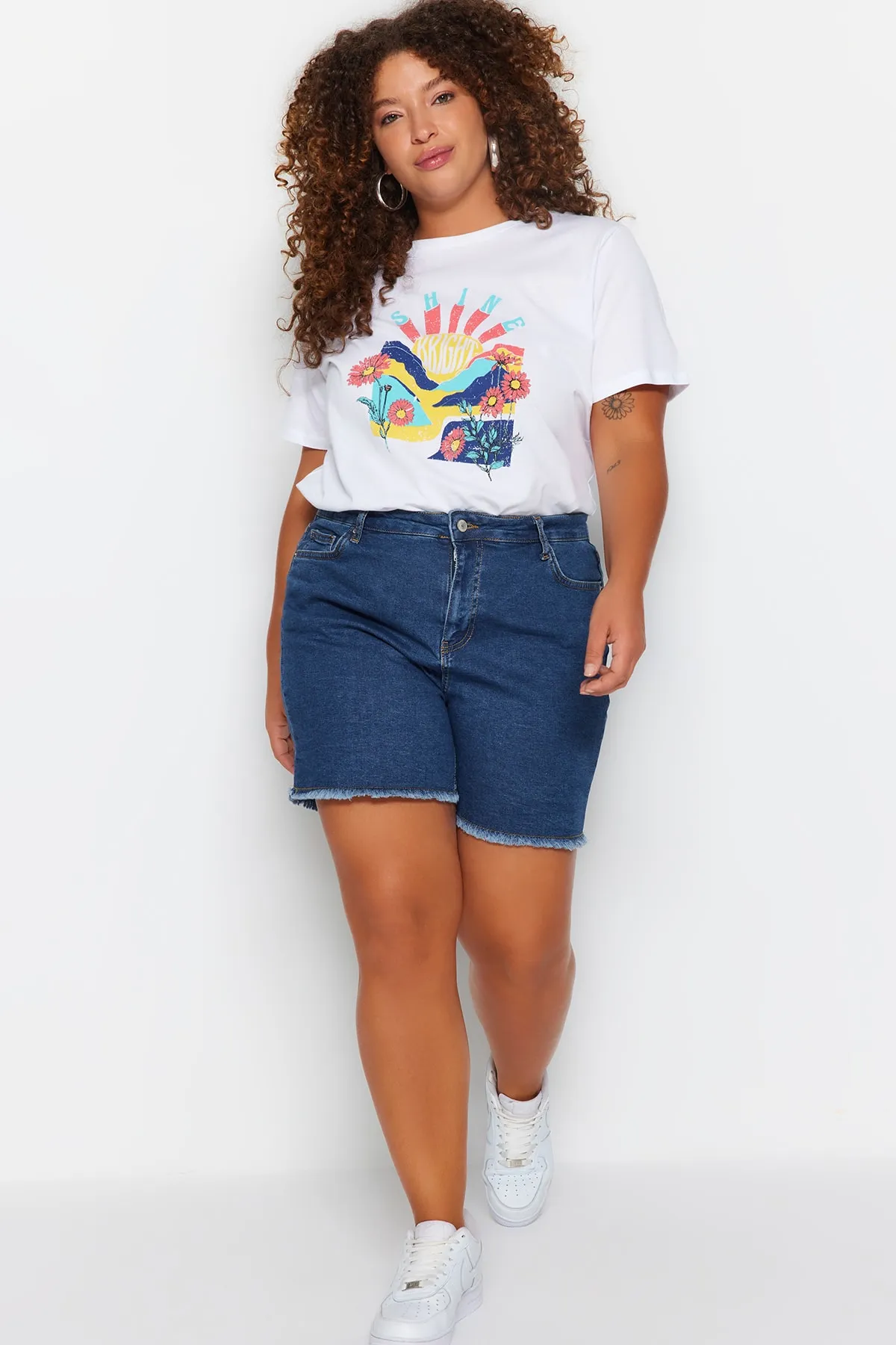 Trendyol Curve  Blaue, dehnbare Skinny-Jeansshorts mit hoher Taille und Bermuda TBBSS22AP0008