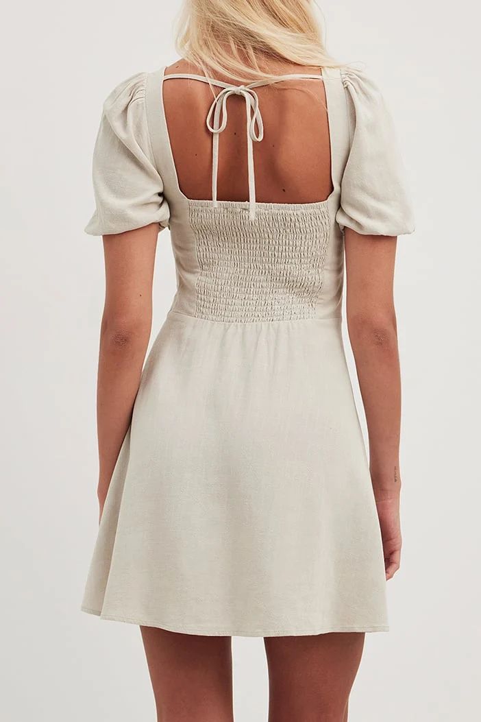 Minikleid mit Schnürung hinten und Puffärmeln