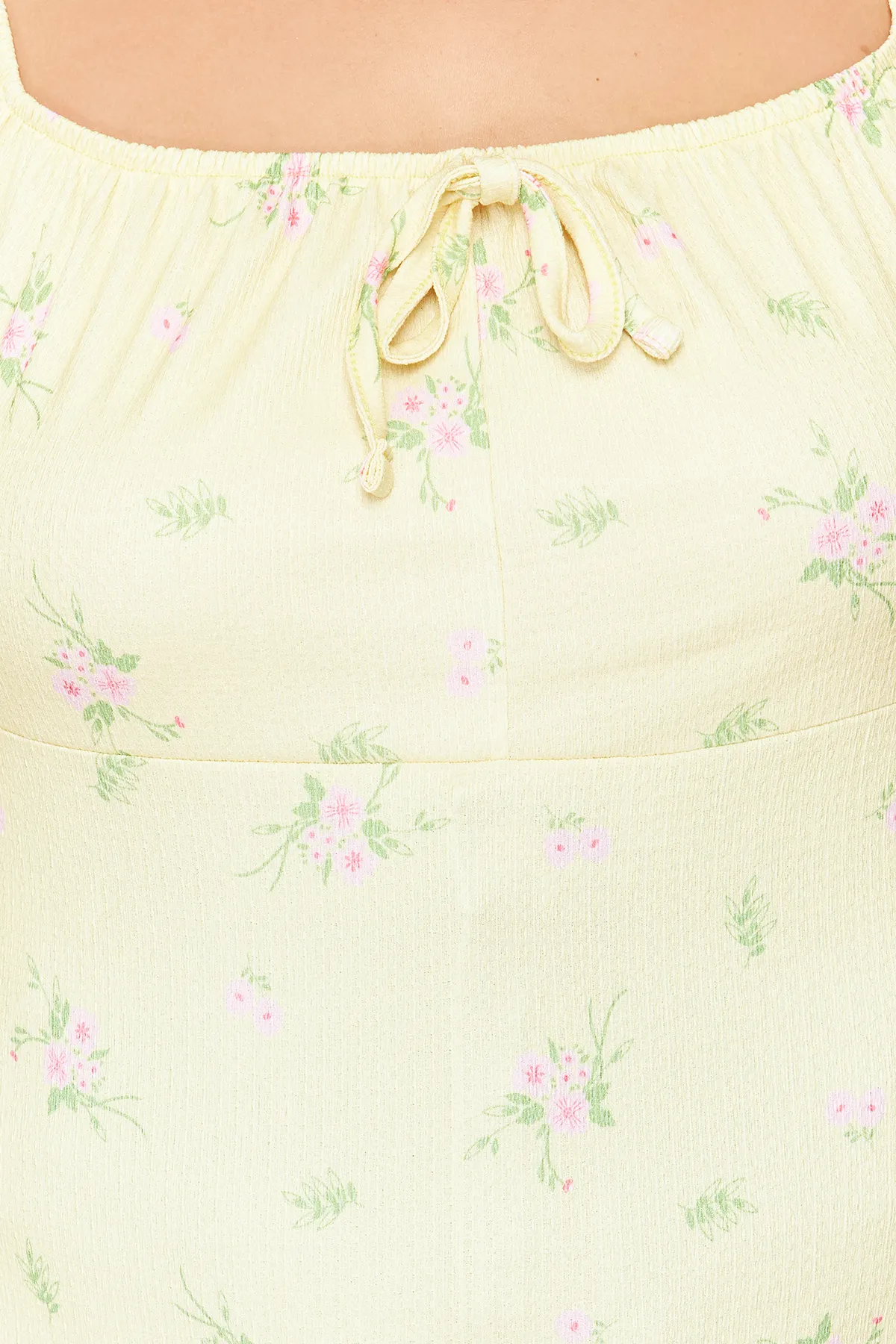 Trendyol Curve  Gelbe Strickbluse mit Blumenmuster TBBSS24AF00086