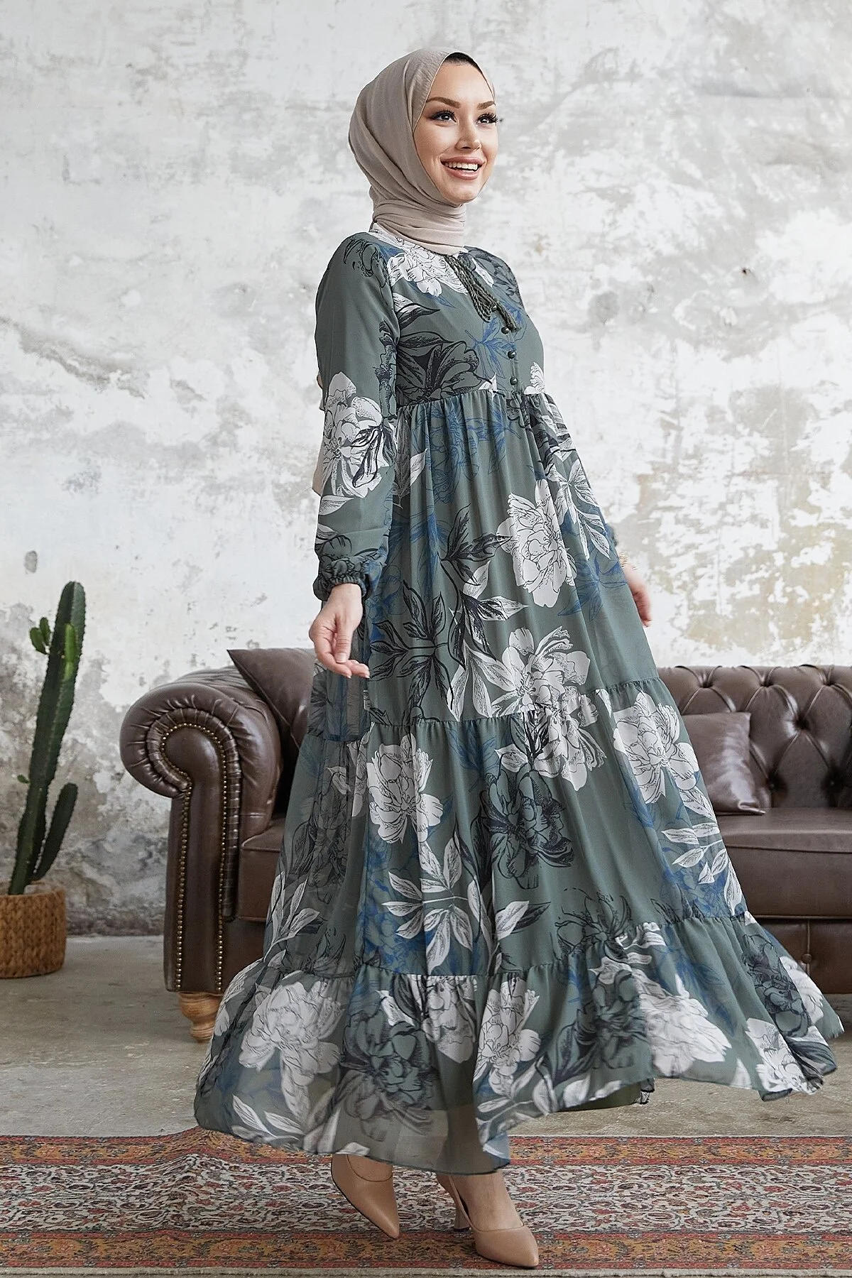 InStyle  Jalya Chiffonkleid mit geknöpftem Kragen und Schnürung – Khaki