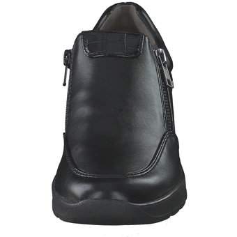 Jana Slipper in schwarz