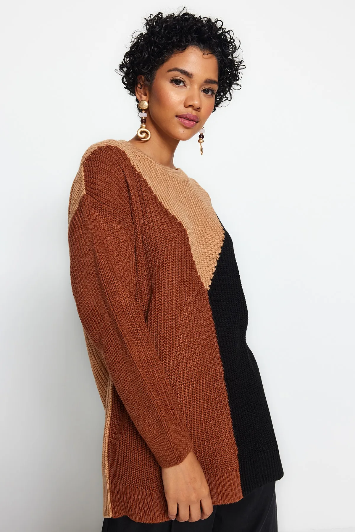 Trendyol Modest  Schwarzer Farbblock-Strickpullover von Selanik TCTAW24AK00153