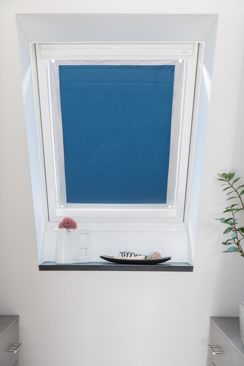 Lichtblick Dachfenster Sonnenschutz Thermofix, ohne Bohren - Blau, 47 cm x 91,5 cm (B x L) für F06