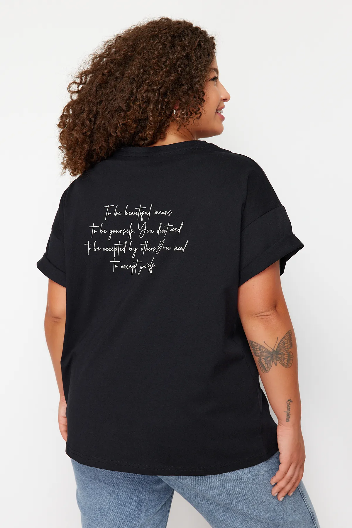 Trendyol Curve  Schwarzes bedrucktes Strick-T-Shirt mit Rundhalsausschnitt TBBSS23BF00024