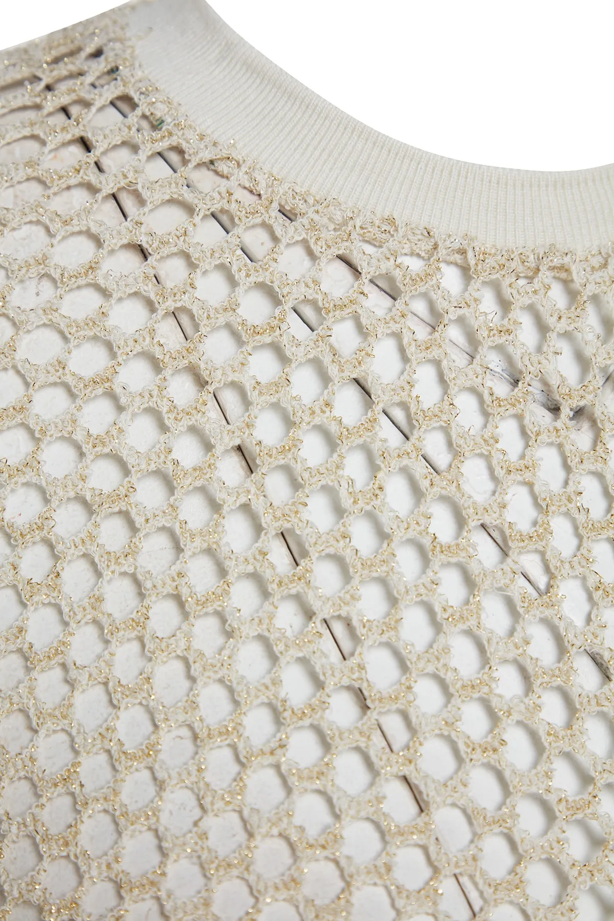 Trendyol Collection  Beigefarbene, locker geschnittene, bauchfreie Strickbluse aus Lurex-Mesh mit Rundhalsausschnitt TWOSS23BZ00523