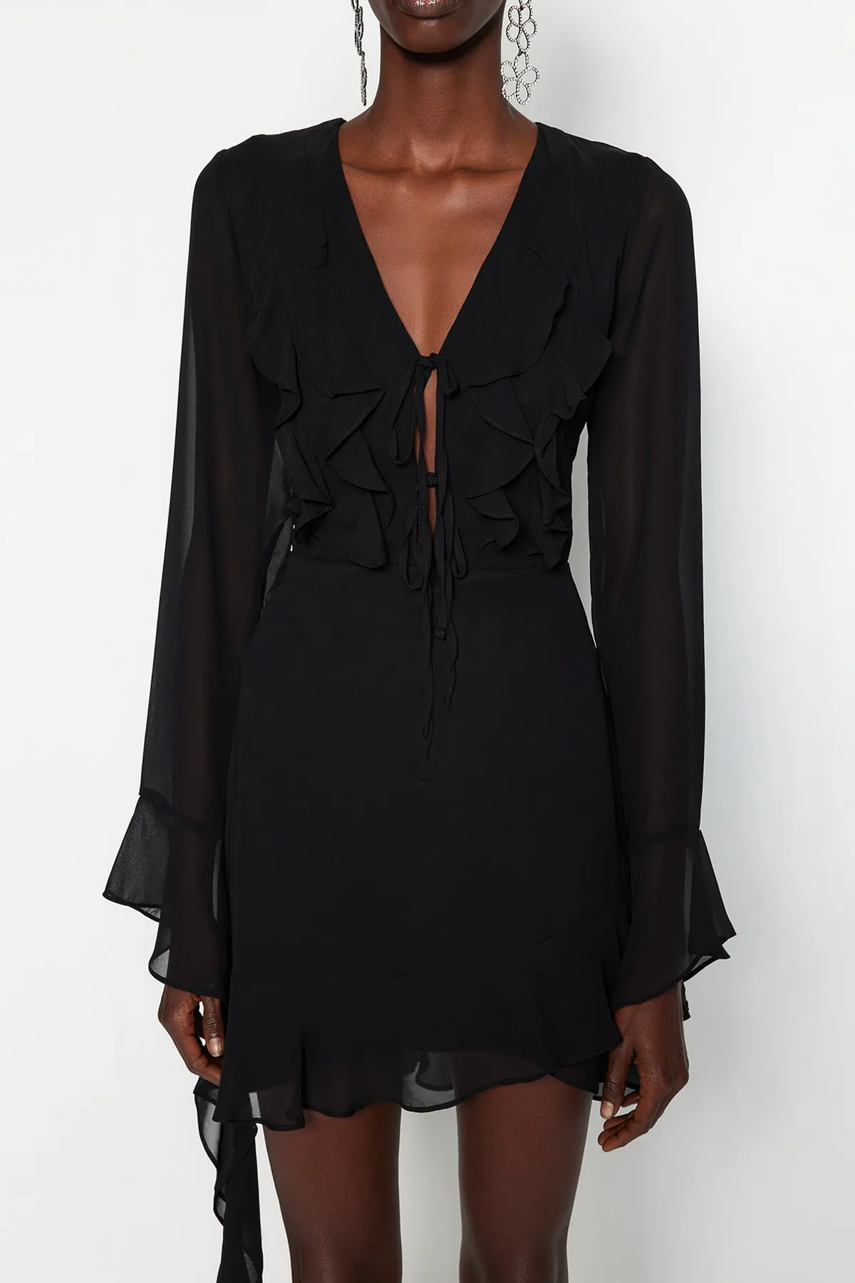 Trendyol Collection  Schwarzes elegantes Abendkleid aus Chiffon mit offener Taille/Skater-Futter TPRSS23EL00160