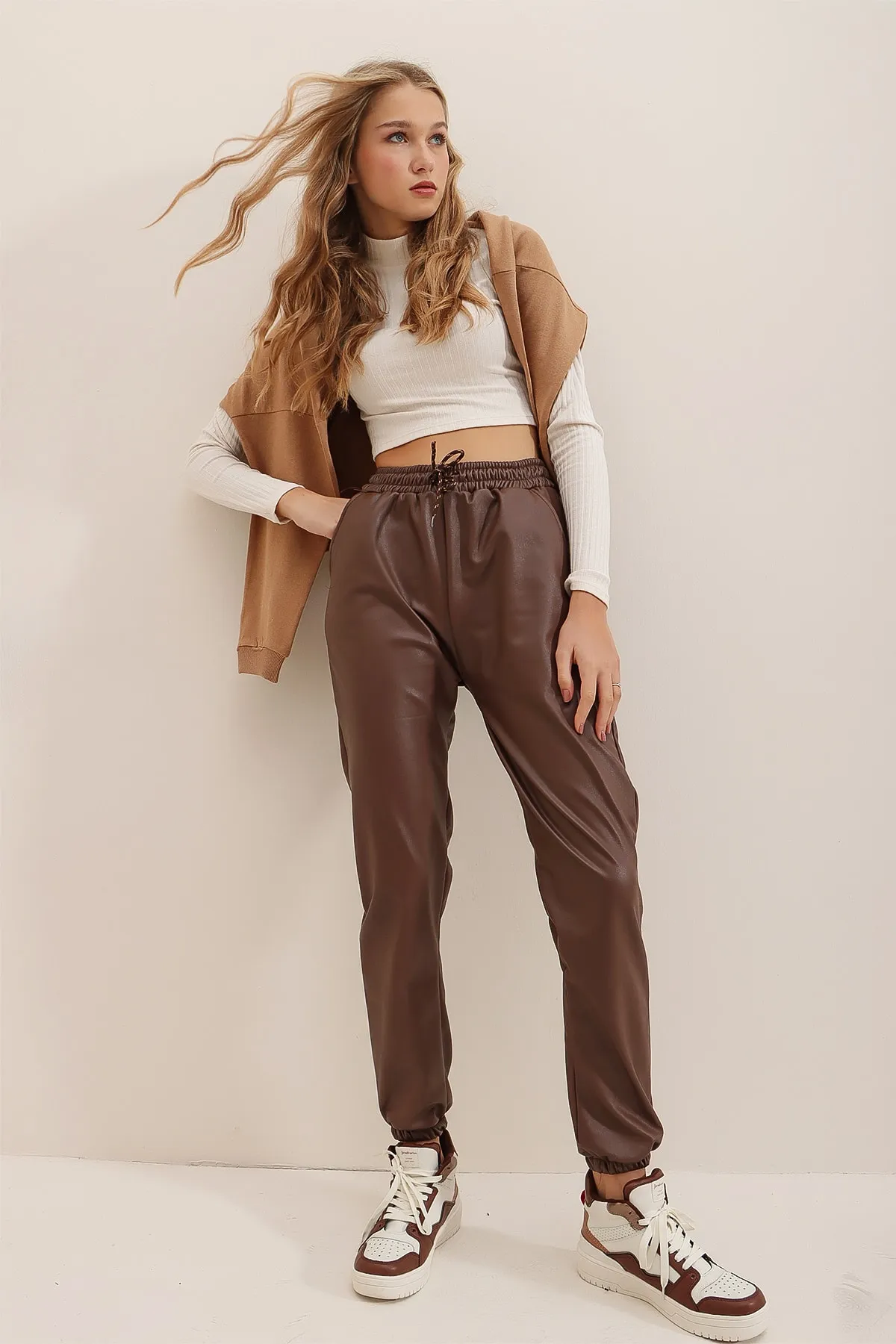 Trend Alaçatı Stili  Damen-Hose aus schokoladenbraunem, doppeltem Taillen- und Handgelenksgummi, lässig, aus Kunstleder, ALC-X7329