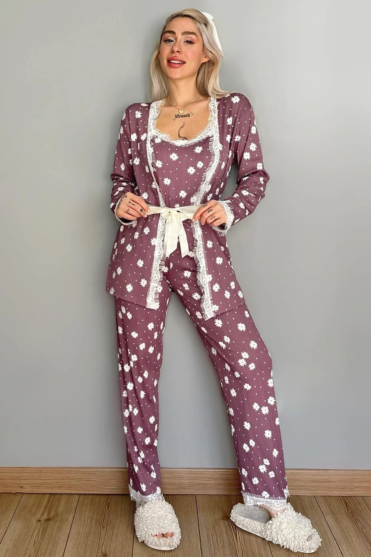 Pijamaevi  Lilafarbenes Pegasus-Pyjama-Set mit Gänseblümchenmuster und Morgenmantel