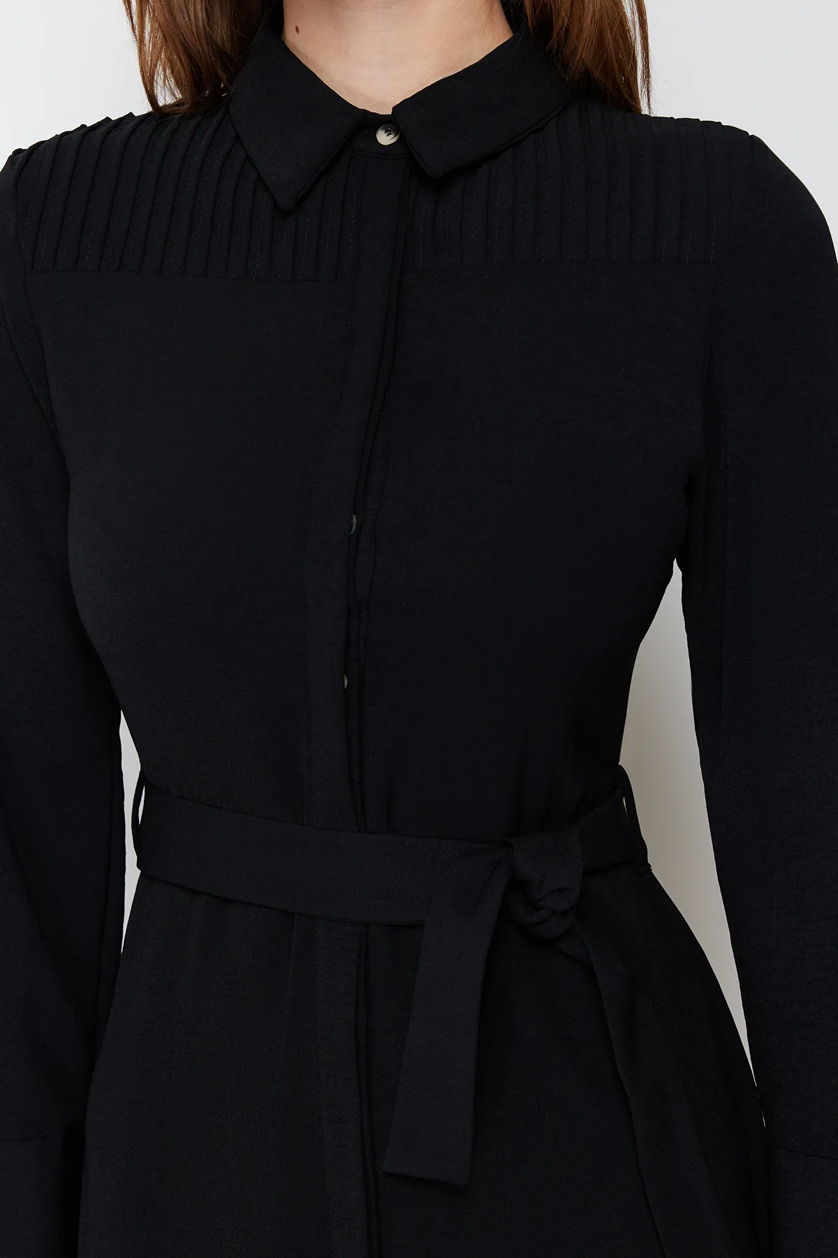 Trendyol Collection  Schwarzes, gewebtes Hemdkleid mit Gürtel und Knöpfen TWOAW24EL00359