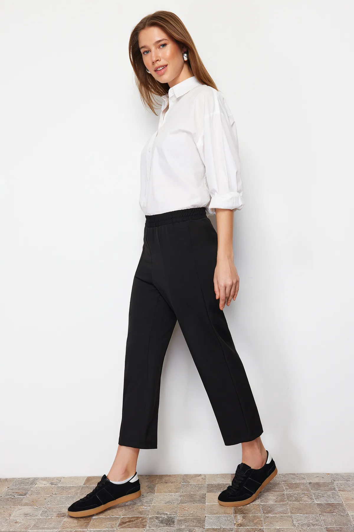 Trendyol Modest  Schwarze gewebte Hose mit elastischem Bund und Rippendetails und geradem Schnitt TCTSS21PL0570