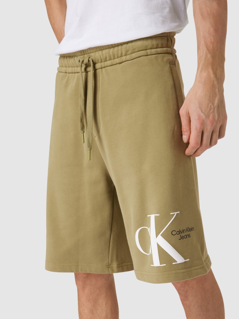 Sweatshorts mit Label-Print in schilf