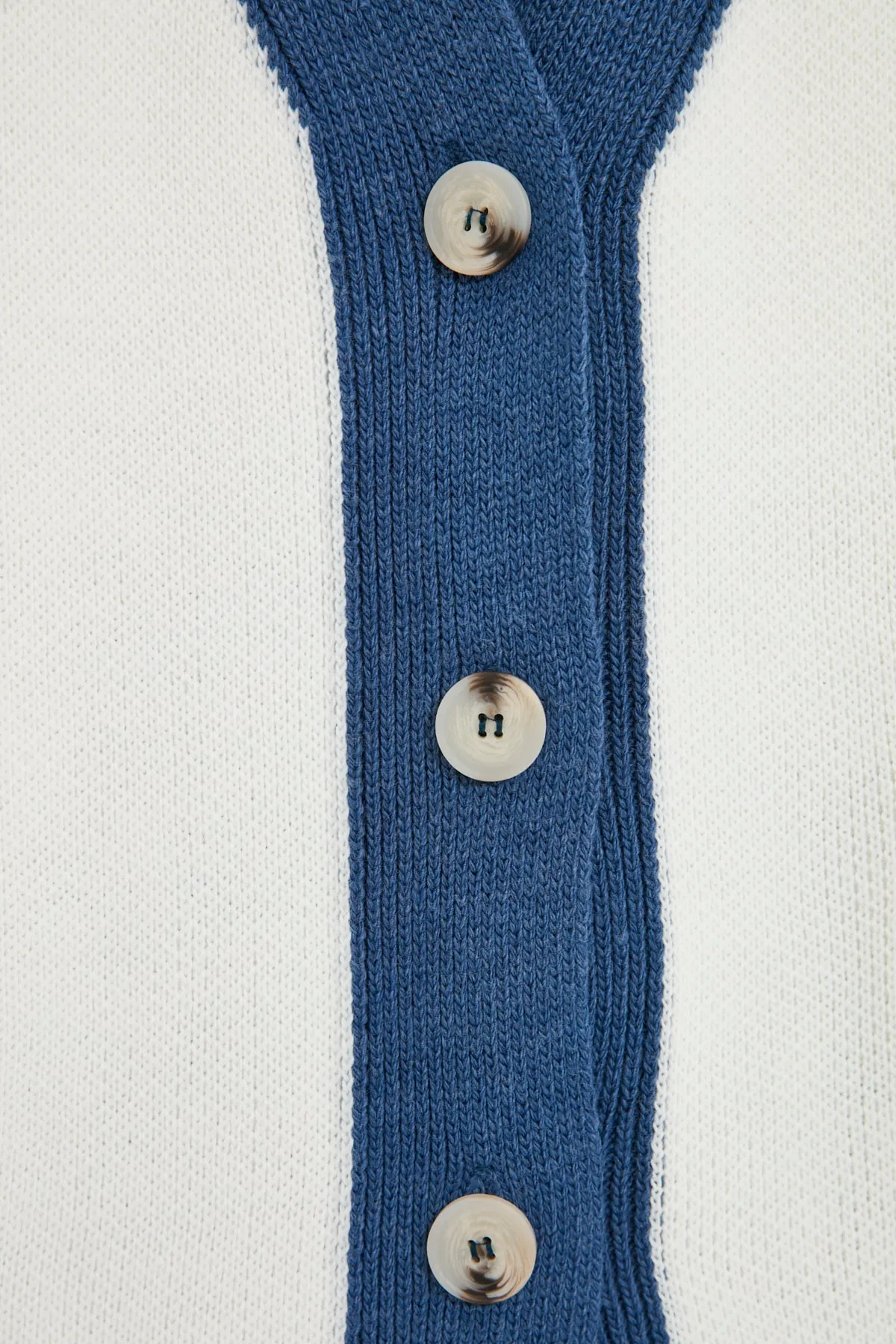 Trendyol Modest  Strickset mit Cardigan und Hose mit Indigo-Streifendetail TCTAW22AU0156