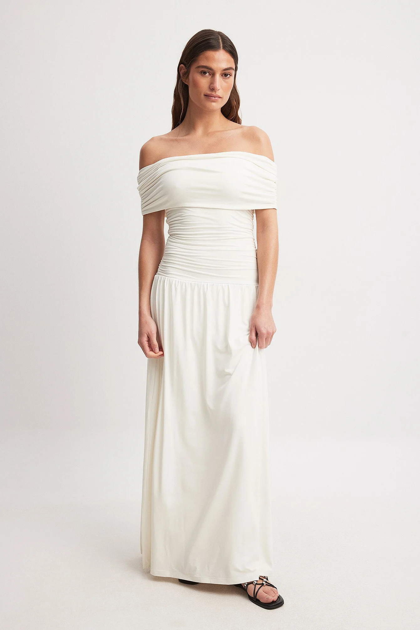 Schulterfreies Maxikleid mit niedriger Taille