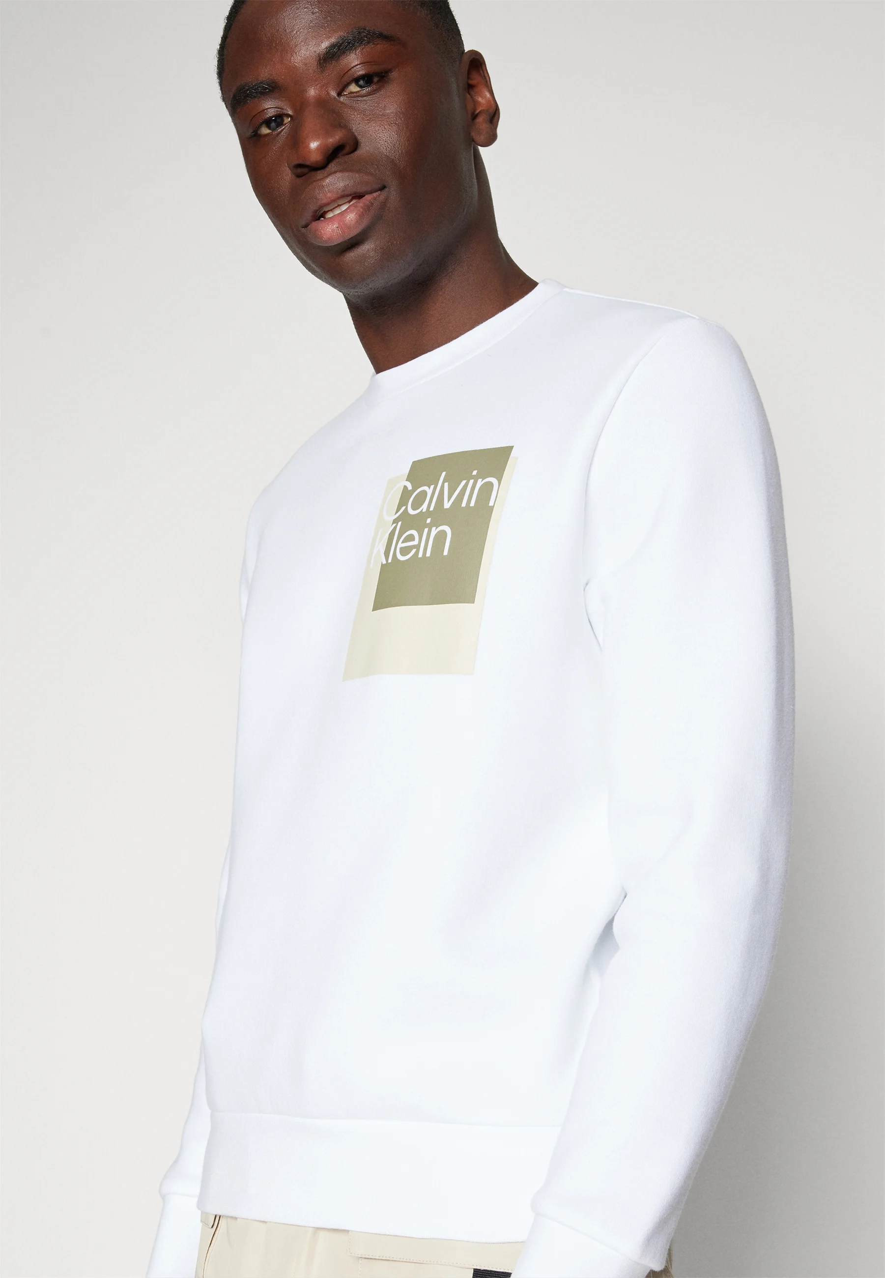 Sudadera con logo de caja superpuesto de Calvin Klein