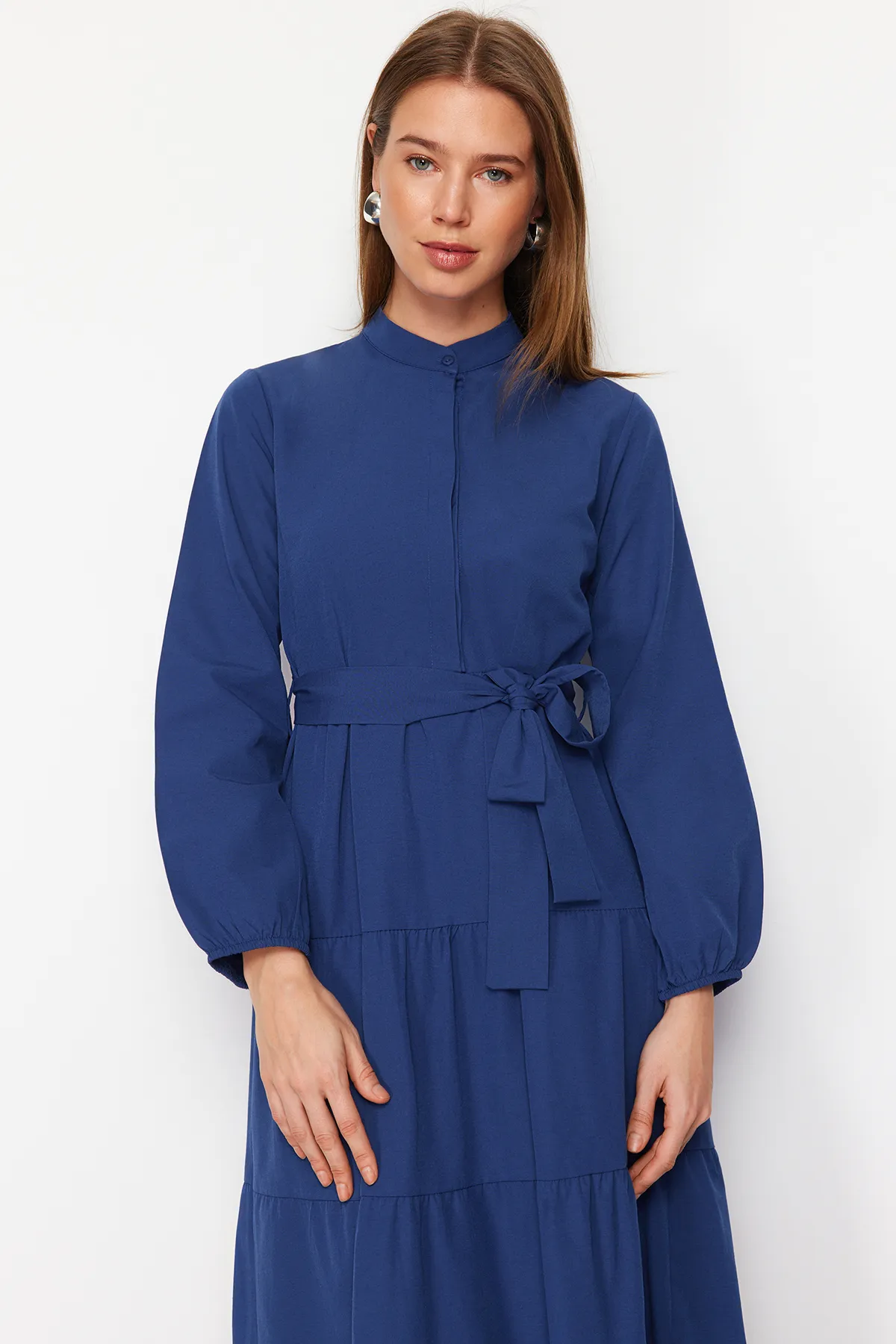 Trendyol Modest  Saks – Gewebtes Kleid mit Gürtel und Chefkragen und Knopfdetail TCTSS21EL3343