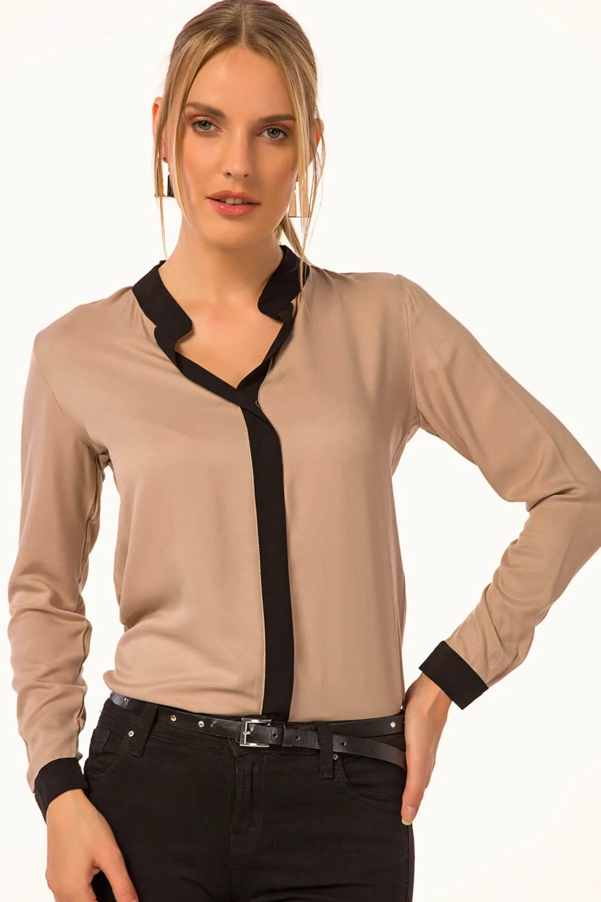 armonika  Beigefarbenes, vorne gestreiftes Damenhemd ARM-18K001255