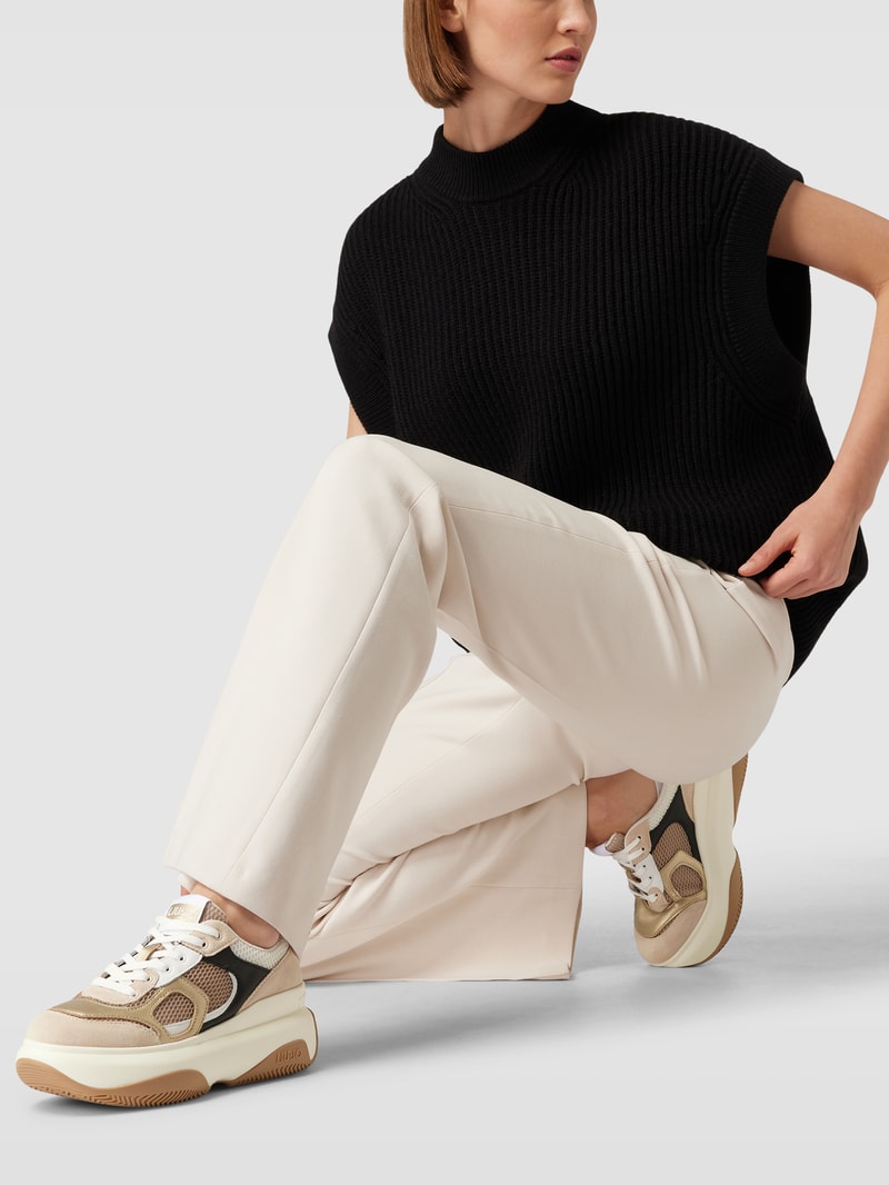 Sneaker mit tonalem Besatz in sand