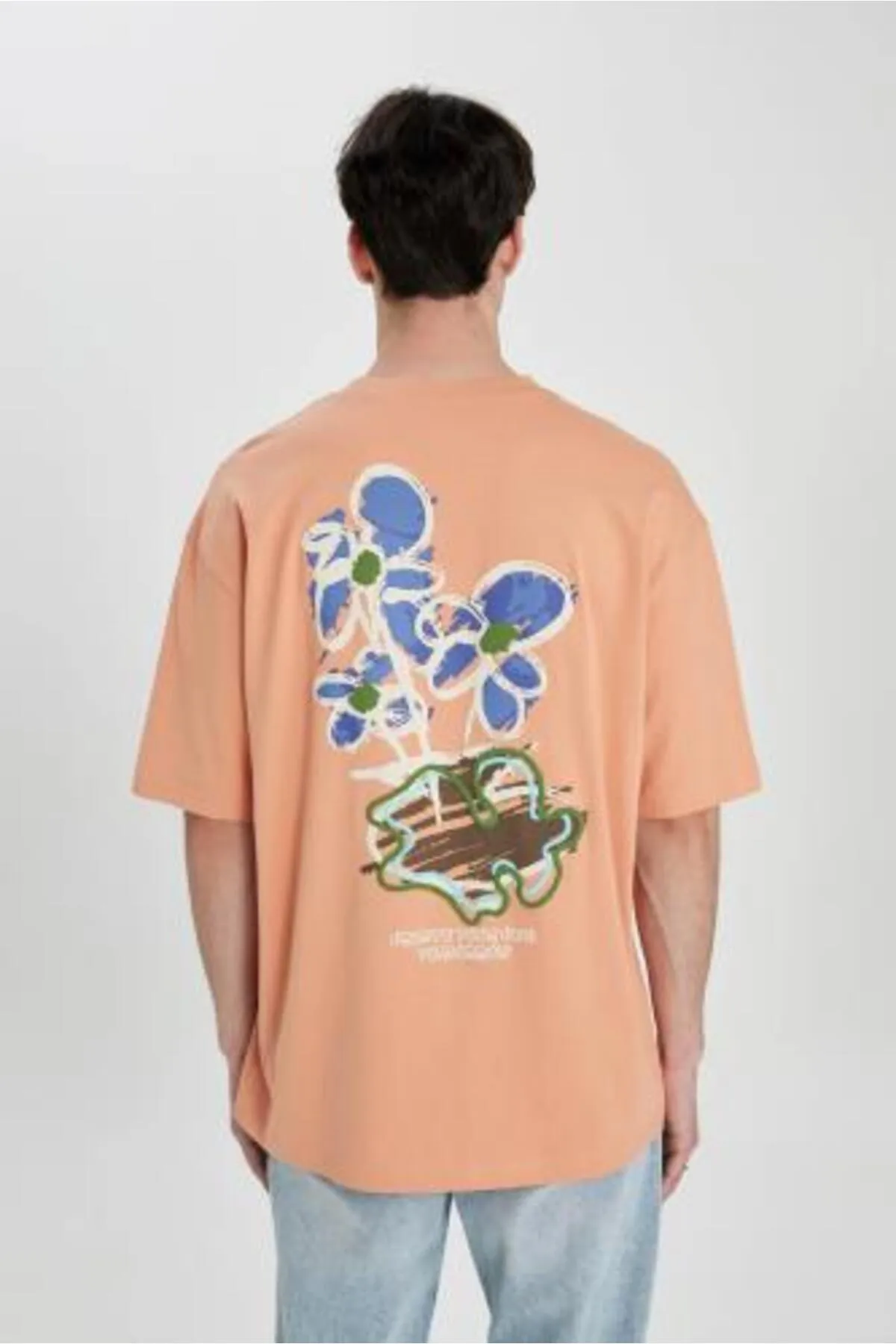 DeFacto  Kurzarm-T-Shirt mit Oversize-Passform und bedrucktem Rücken, Rundhalsausschnitt und bedrucktem Rücken B4646ax24sp