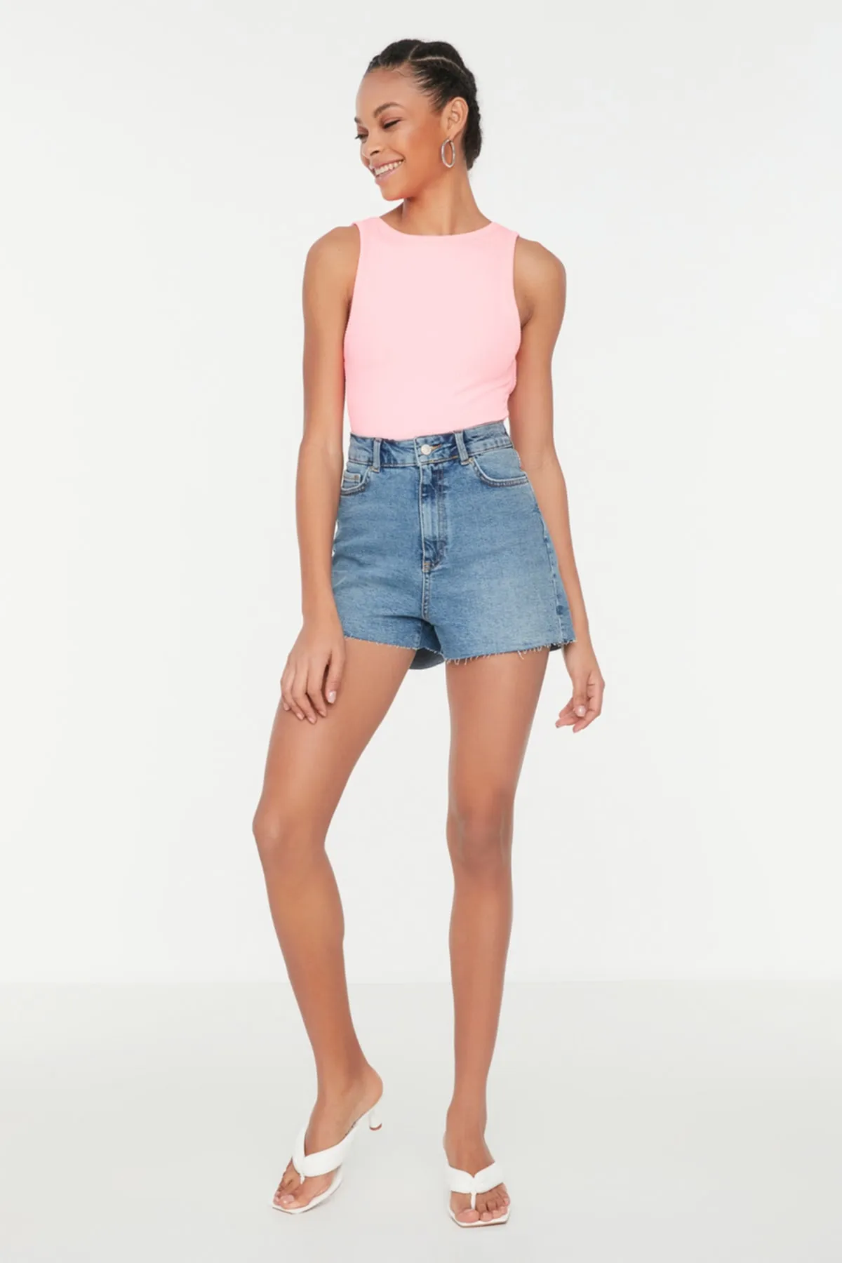 Trendyol Collection  Blaue Basic-Jeansshorts mit hoher Taille TWOSS20SR0209