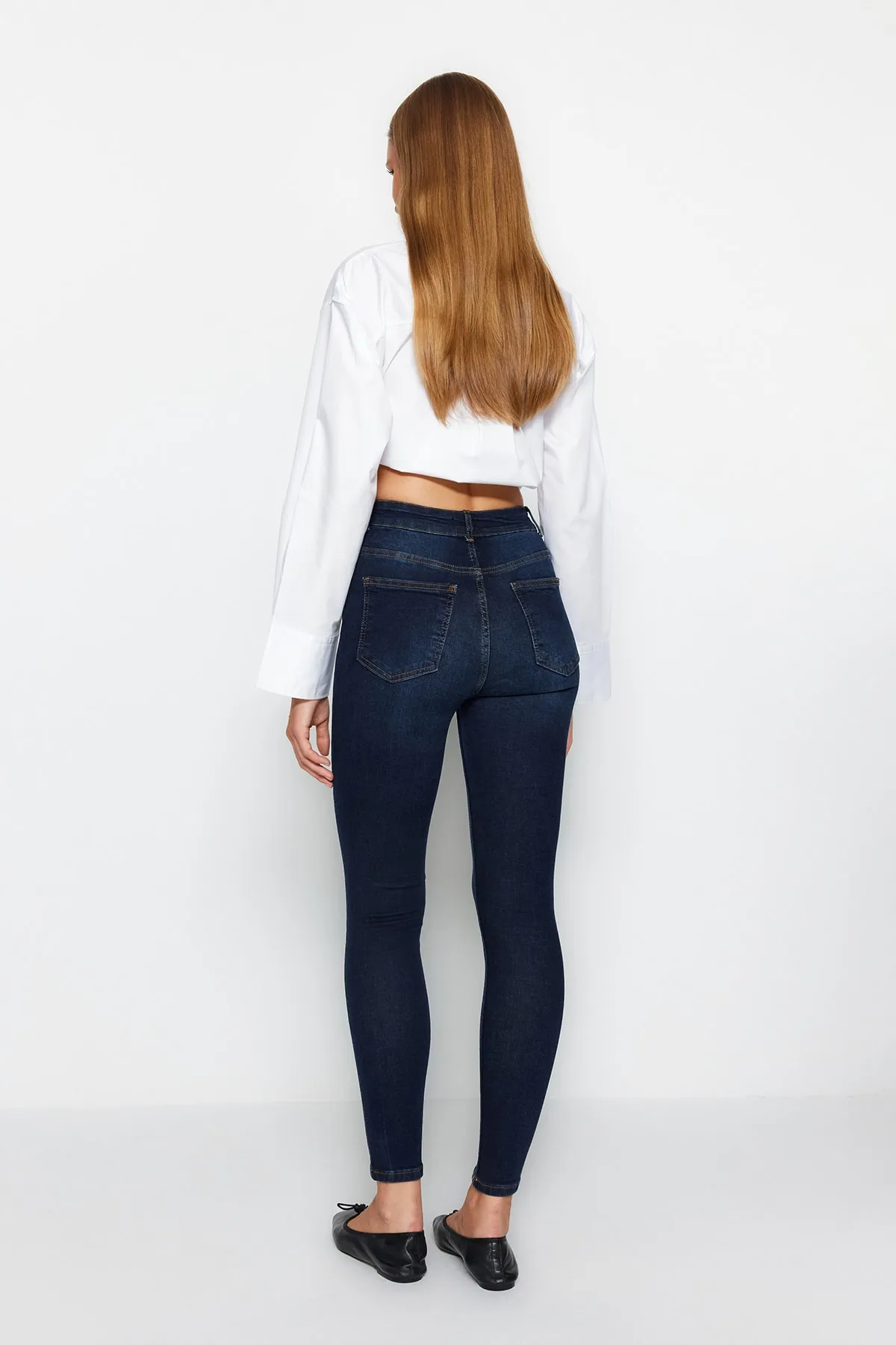 Trendyol Collection  Dunkelblaue Skinny Jeans mit normaler Taille TWOAW24JE00172