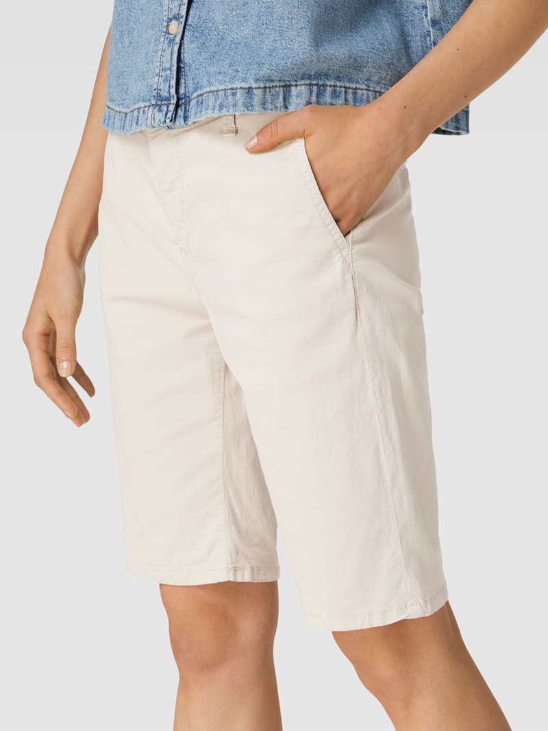 Chino-Shorts mit Allover-Print in kitt