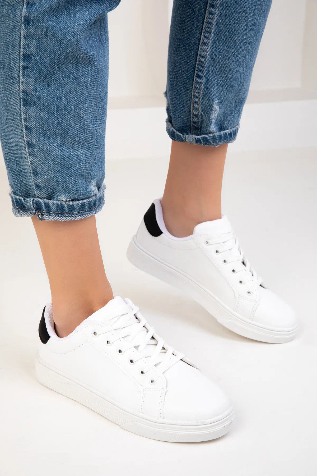 SOHO  Weiß-Schwarze Damen Sneaker 14395