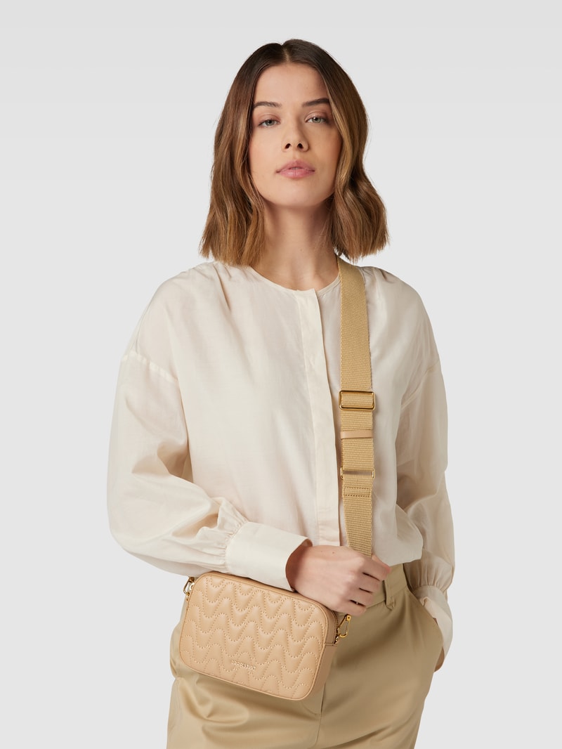 Umhängetasche mit Label-Applikation Modell 'TEBE MATELASSE' in beige
