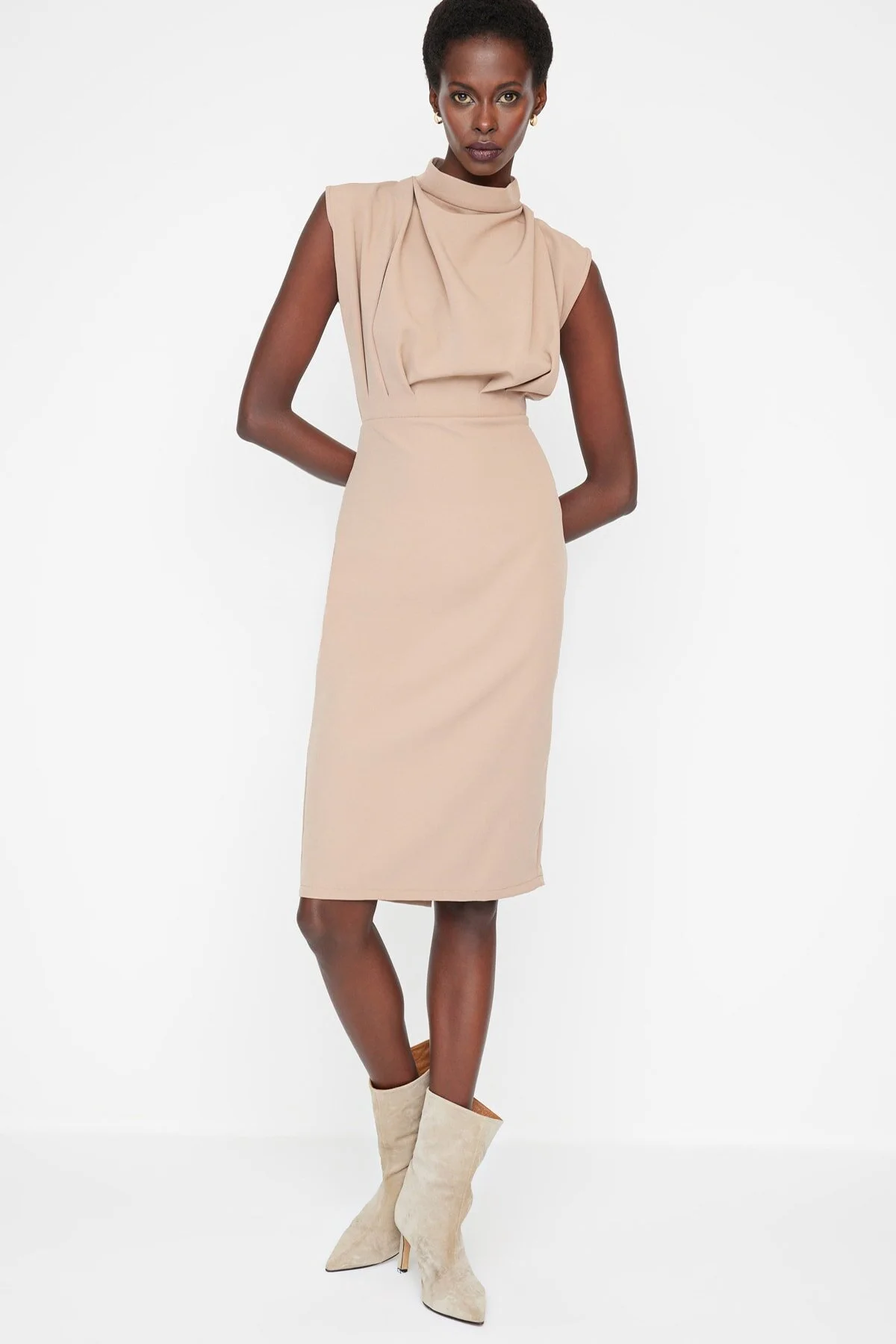 Trendyol Collection  Kamelfarbenes, figurbetontes, gewebtes Kleid mit Stehkragen TWOAW20EL0311