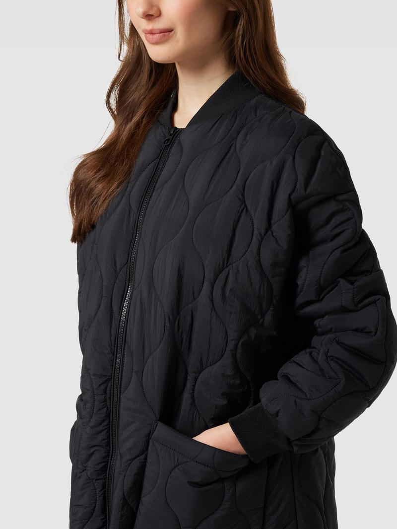 Steppjacke mit Strukturmuster in schwarz