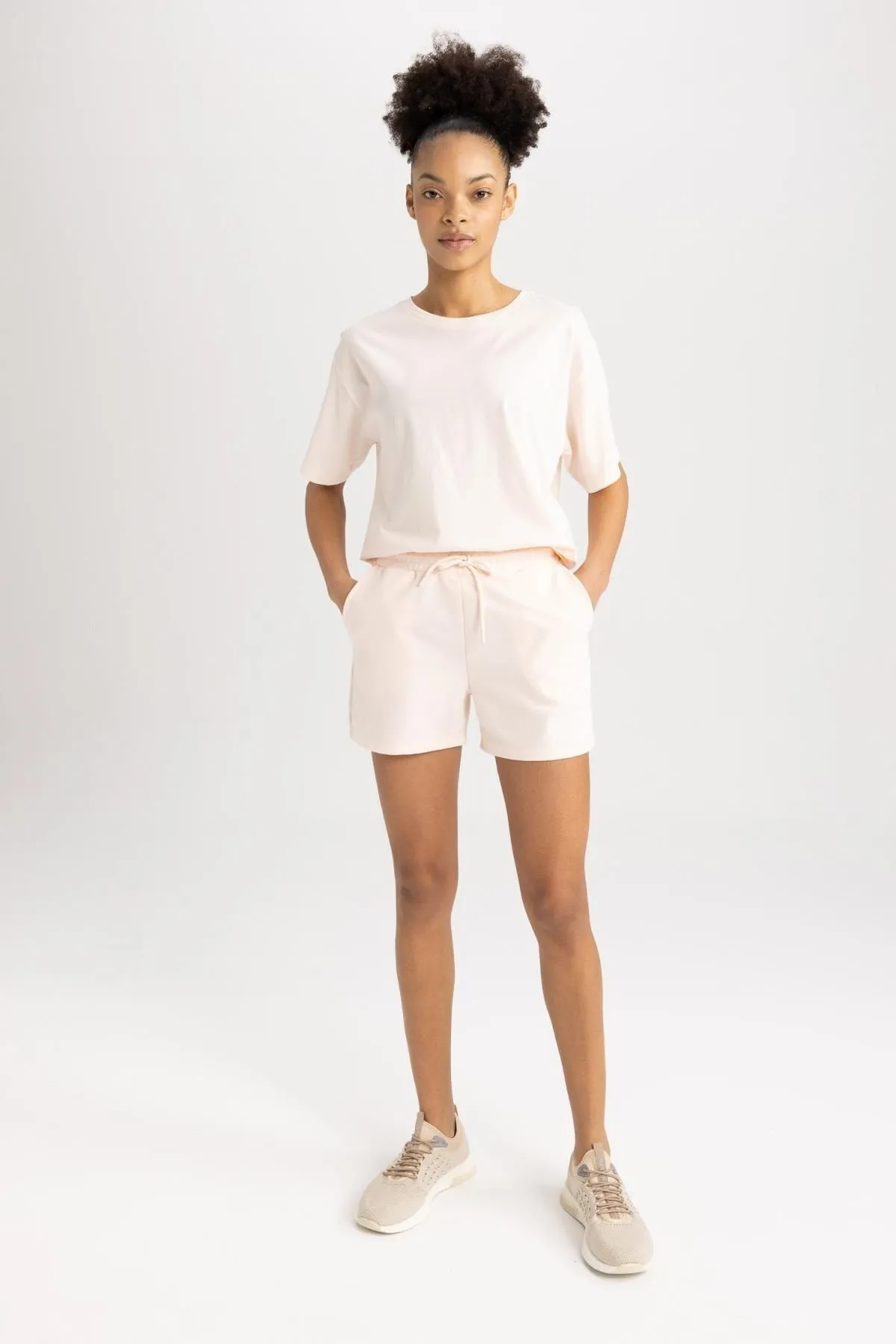 DeFacto  Passform Standard Fit Sportliche Shorts aus dünnem Stoff Z6696az23sm