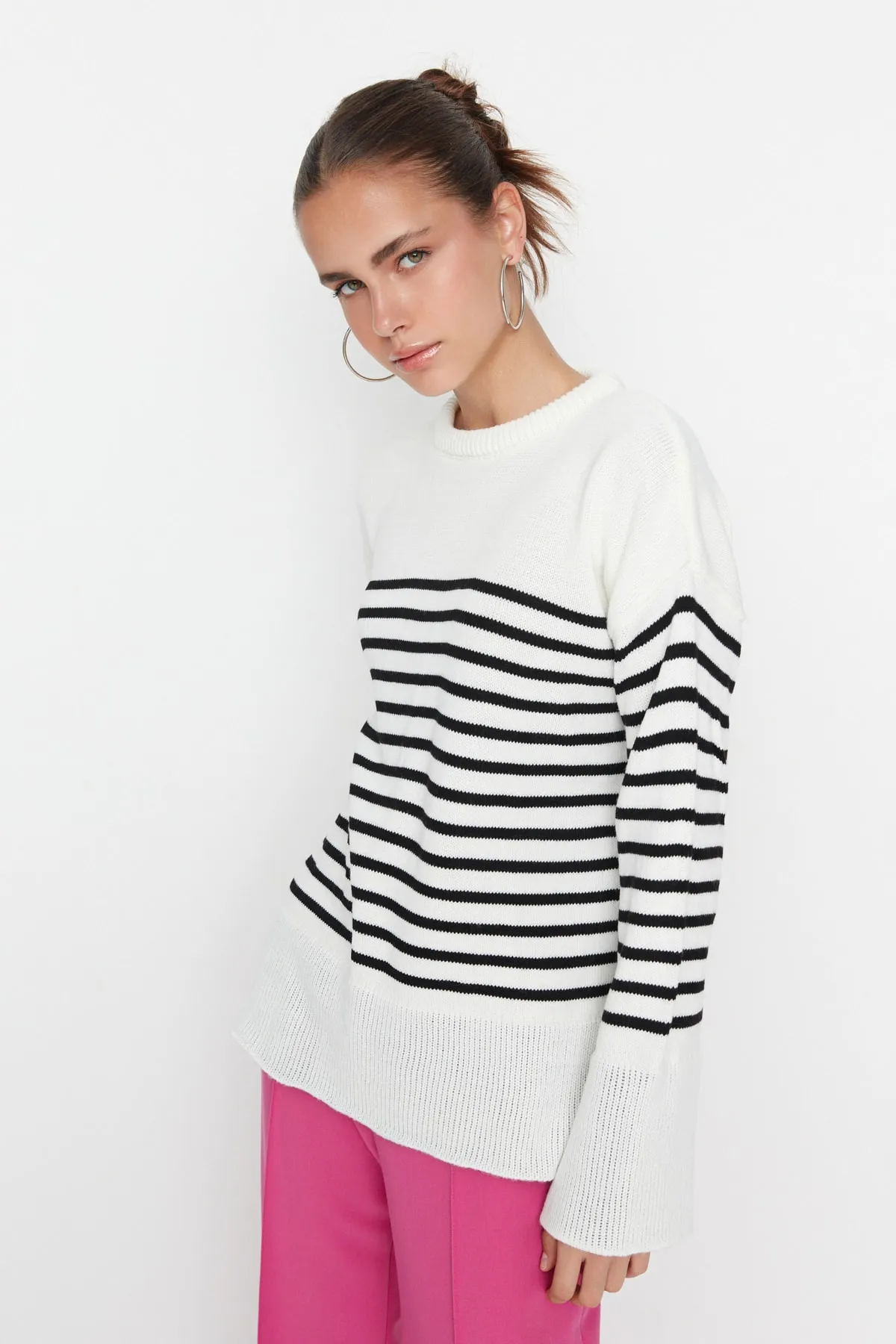 Trendyol Collection  Ecrufarbener, gestreifter Strickpullover mit weiter Passform TWOAW23KZ01031