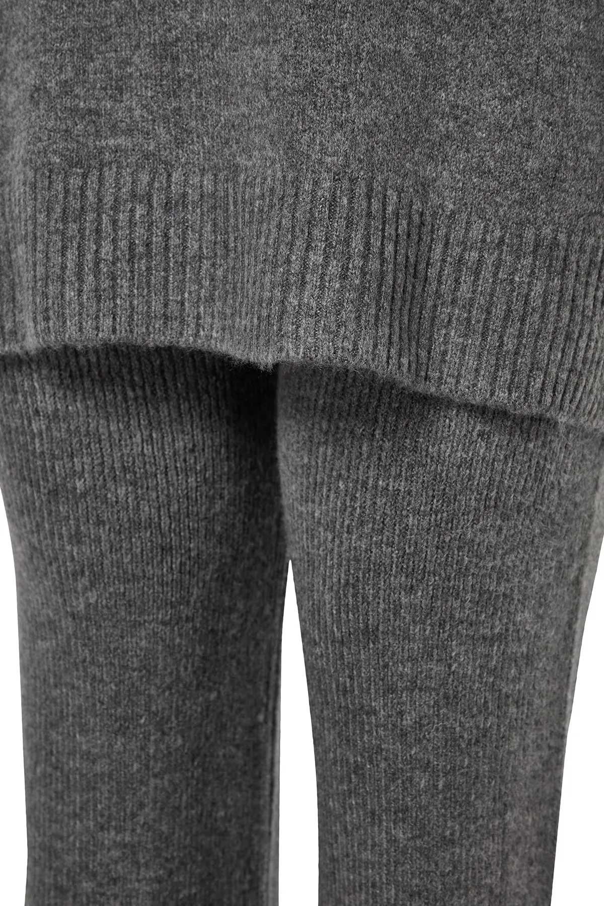 Trendyol Curve  Anthrazitfarbenes Strickoberteil- und -unterteil-Set mit Schlitzdetail TBBAW24CP00005