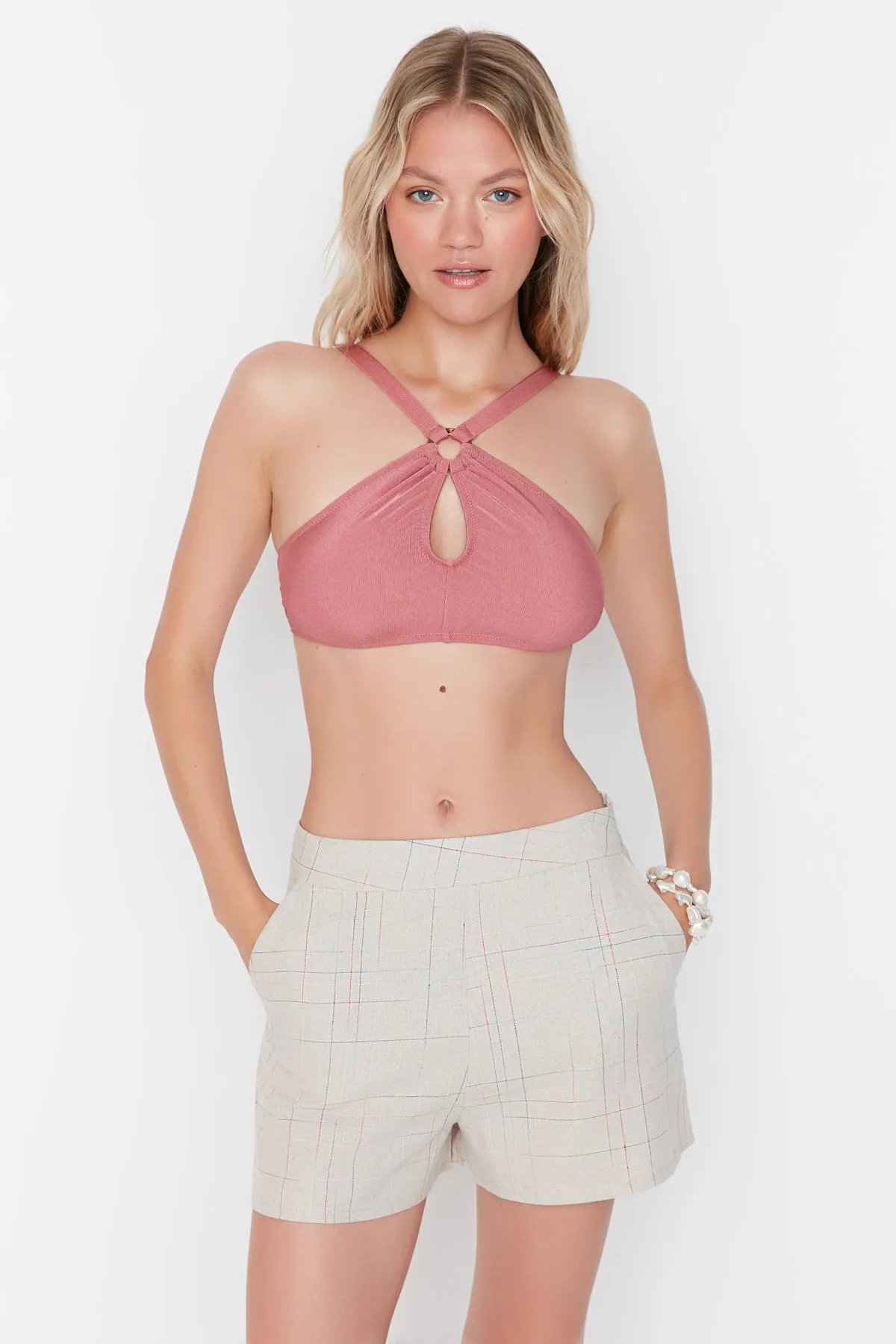 Trendyol Collection  Strandshorts mit Leinenstruktur in Ecru TBESS21SR0058