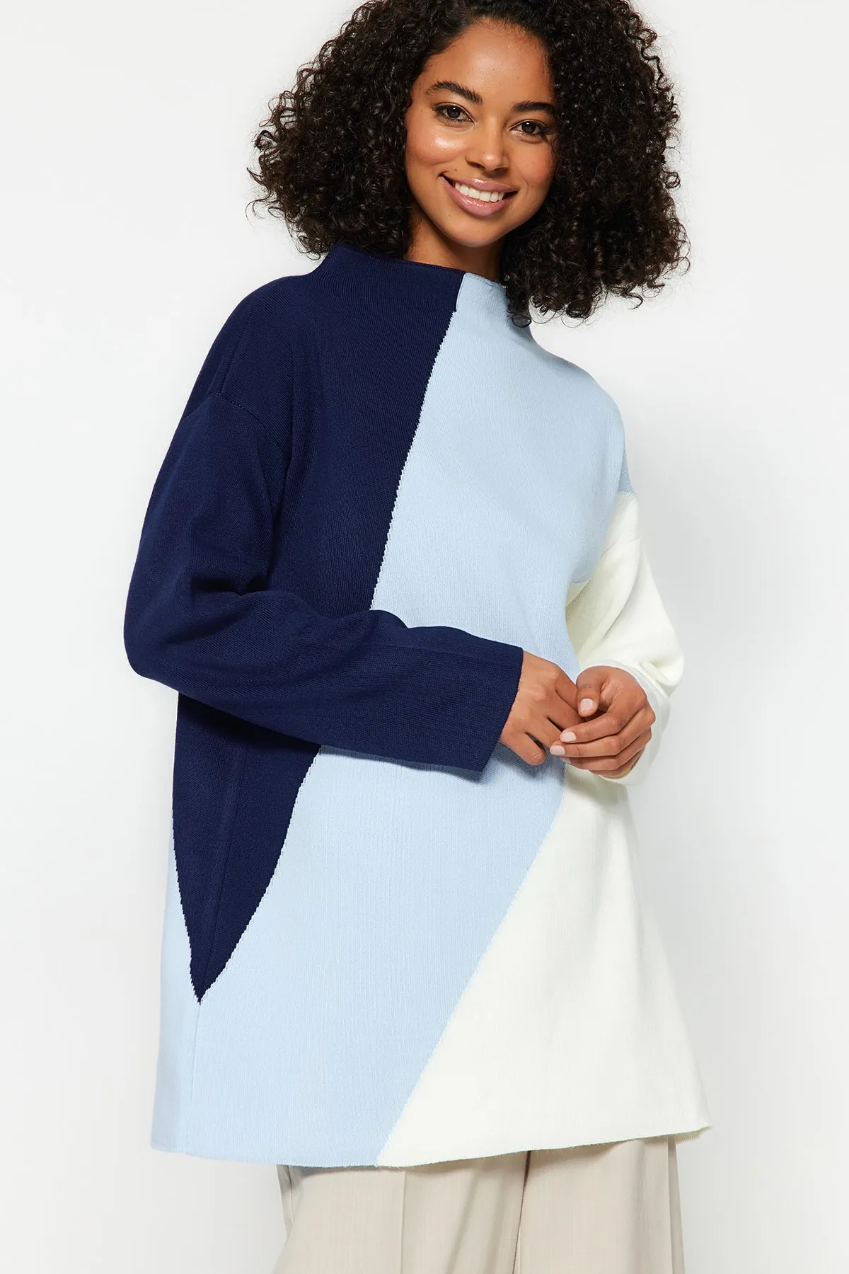 Trendyol Modest  Marineblauer Farbblock-Strickpullover mit hohem Kragen TCTAW24AK00006