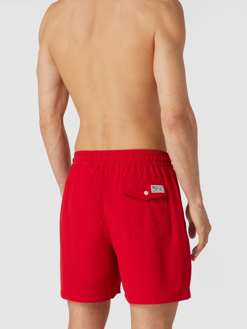 Badehose mit kontrastiven Details in rot