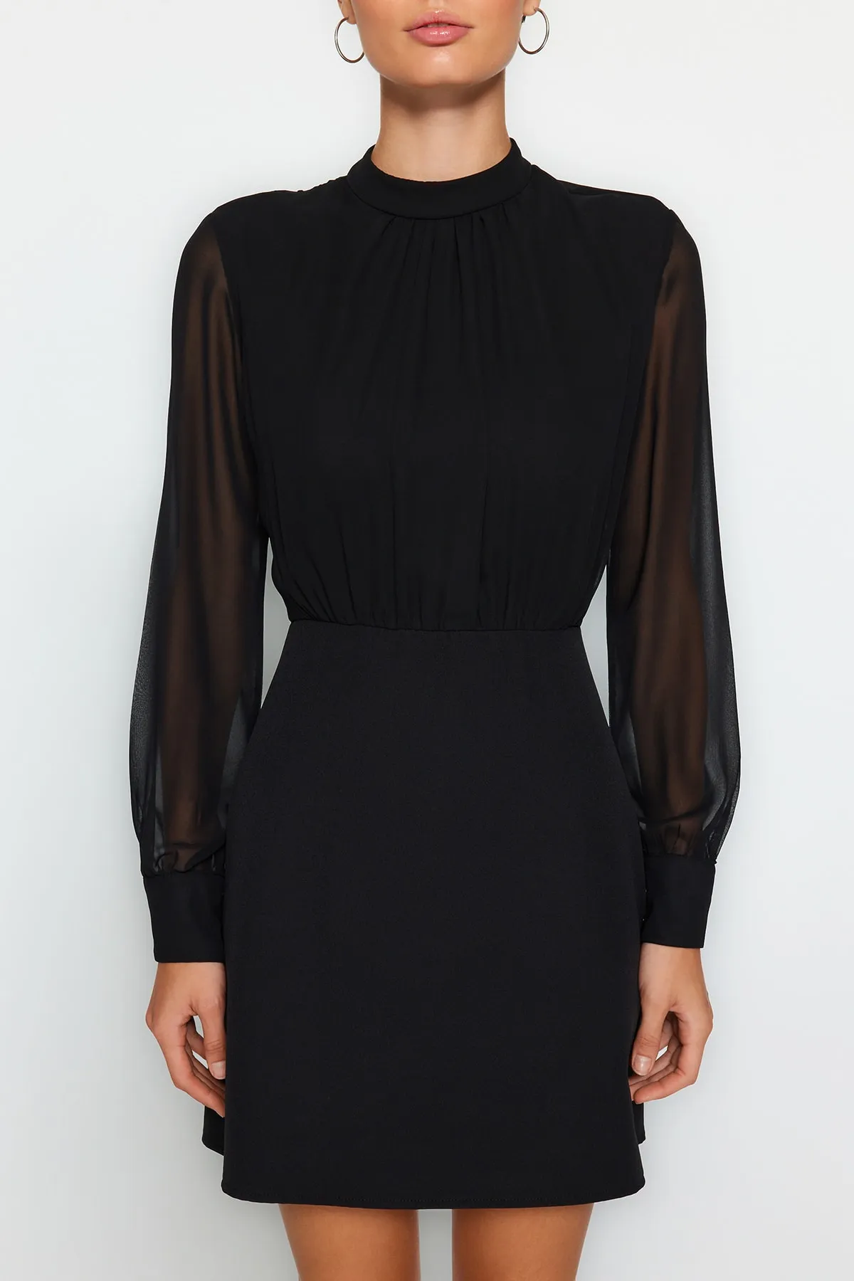 Trendyol Collection  Schwarzes A-Linien-Minikleid aus Chiffon mit Stehkragen und Futter TWOAW24EL00296