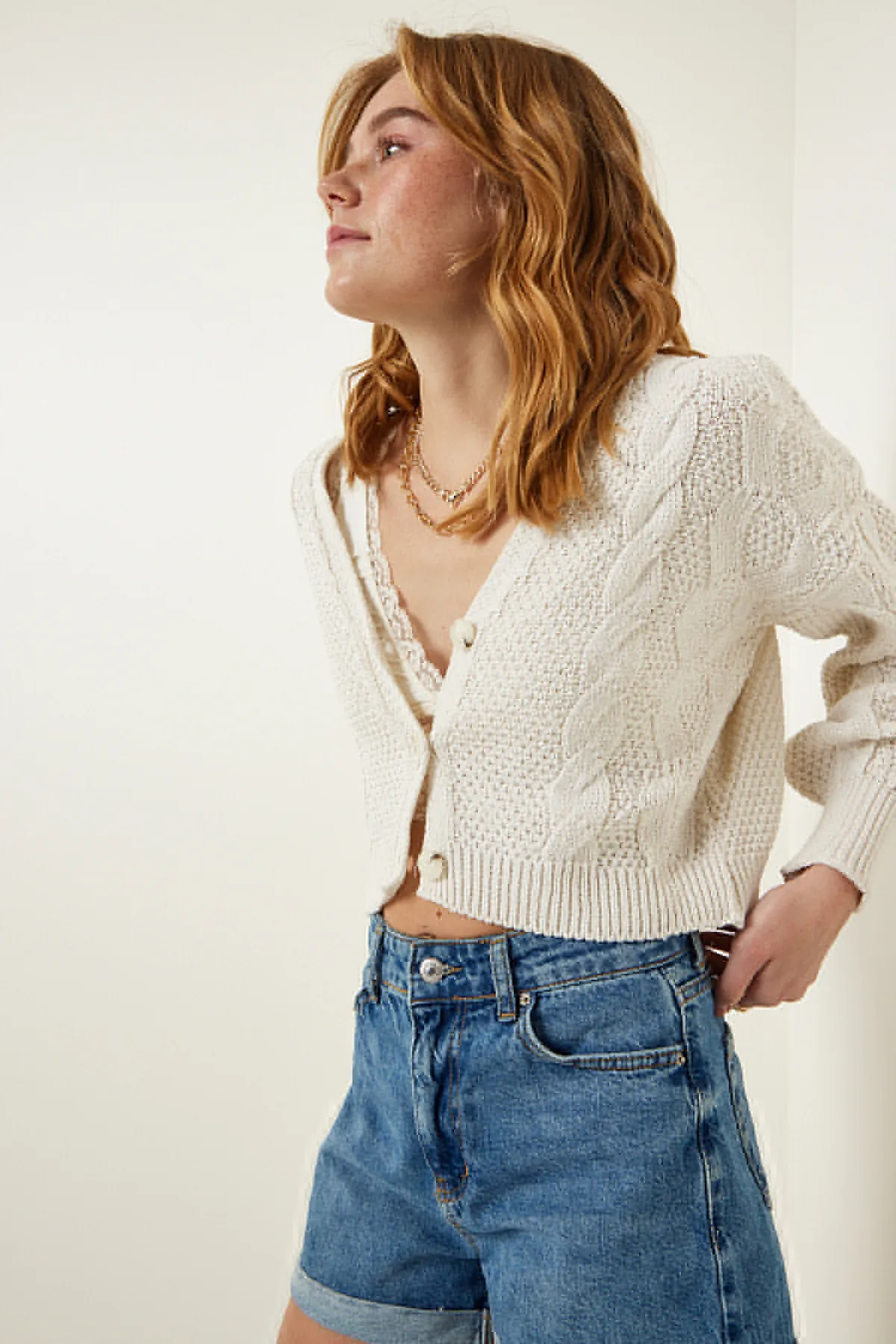 Happiness İstanbul  Cremefarbene kurze Strickjacke mit Knopfleiste und Motiv für Damen MW00132
