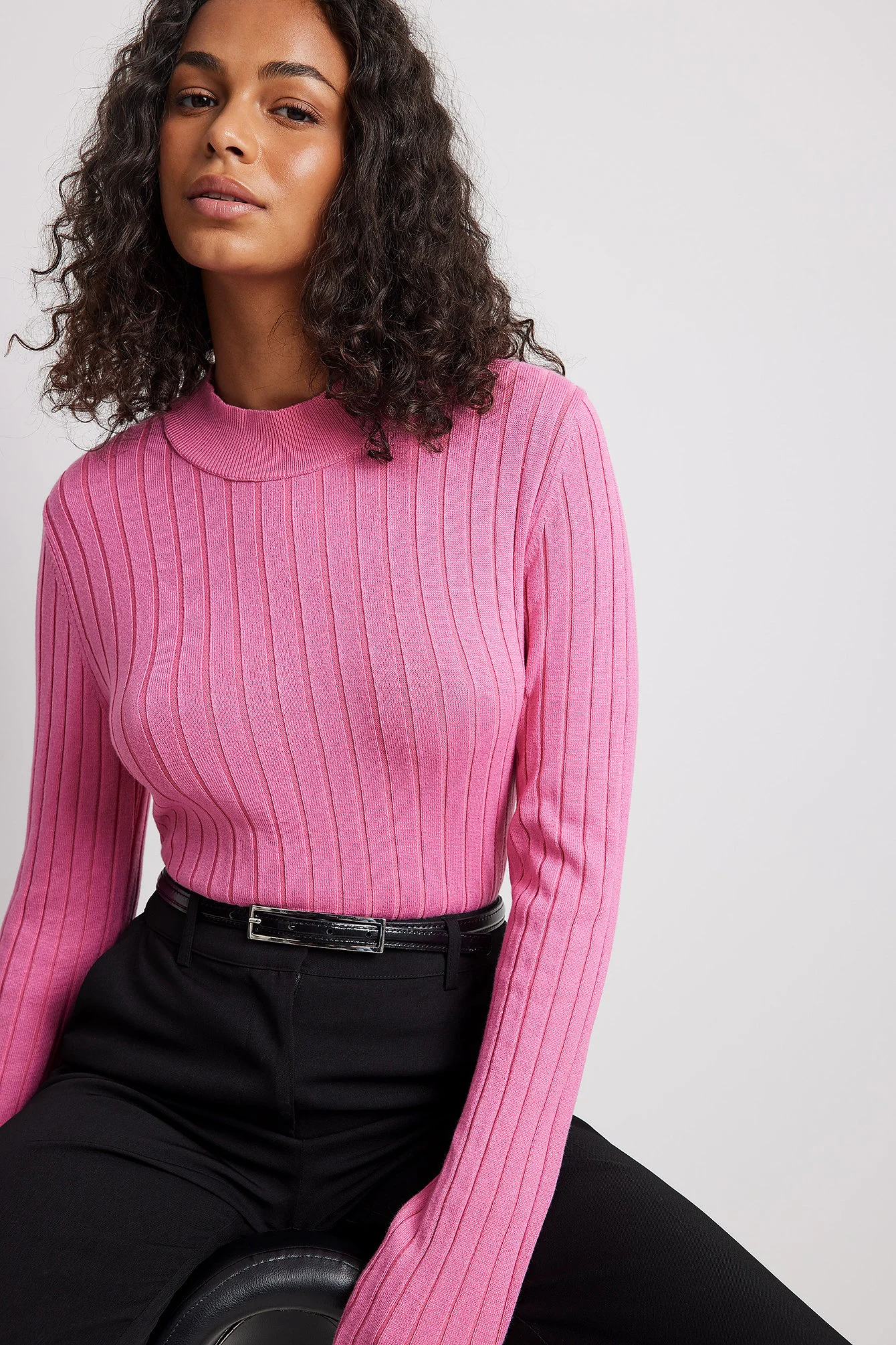 Gerippter Strickpullover mit hohem Ausschnitt