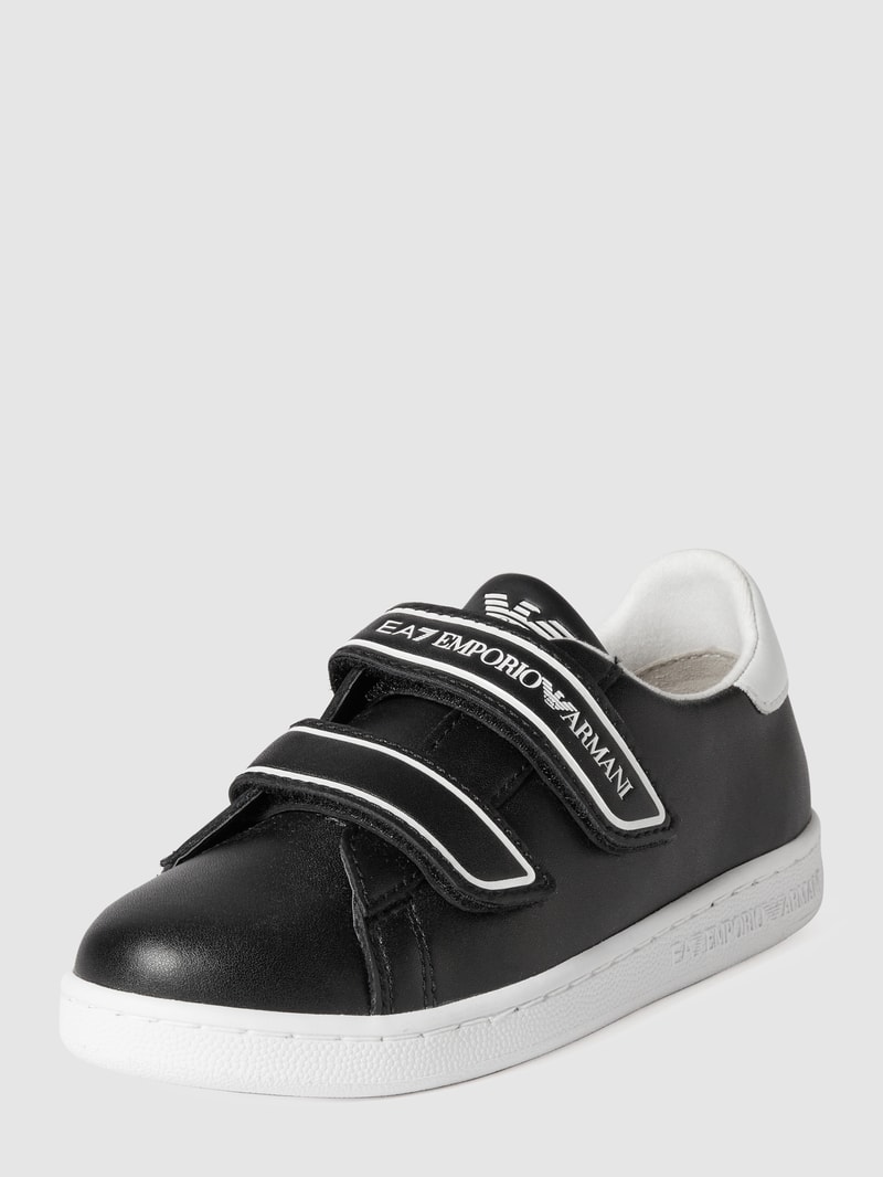 Sneaker mit Label-Prägung in schwarz