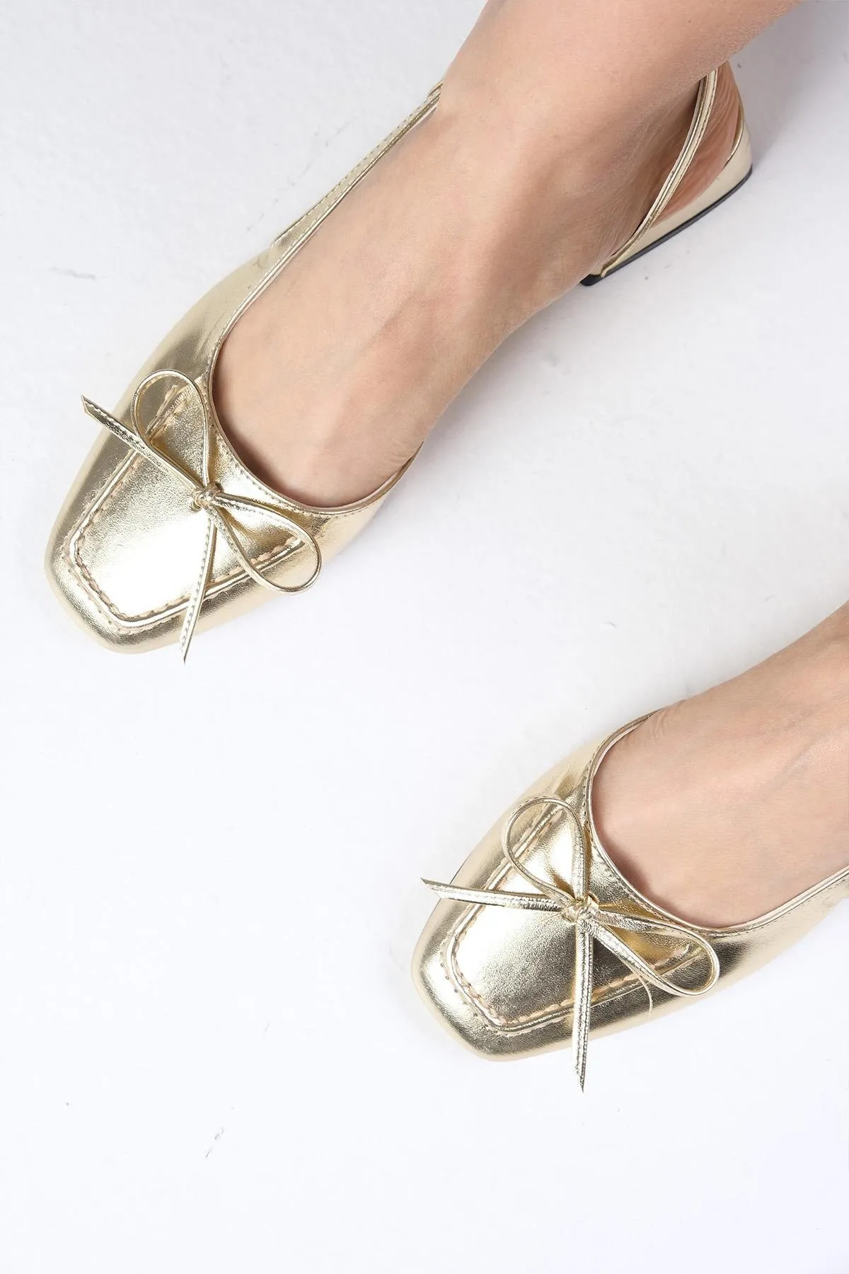 Mio Gusto  Bria Goldfarbene Damenschuhe mit kurzem Absatz und offenem Rücken