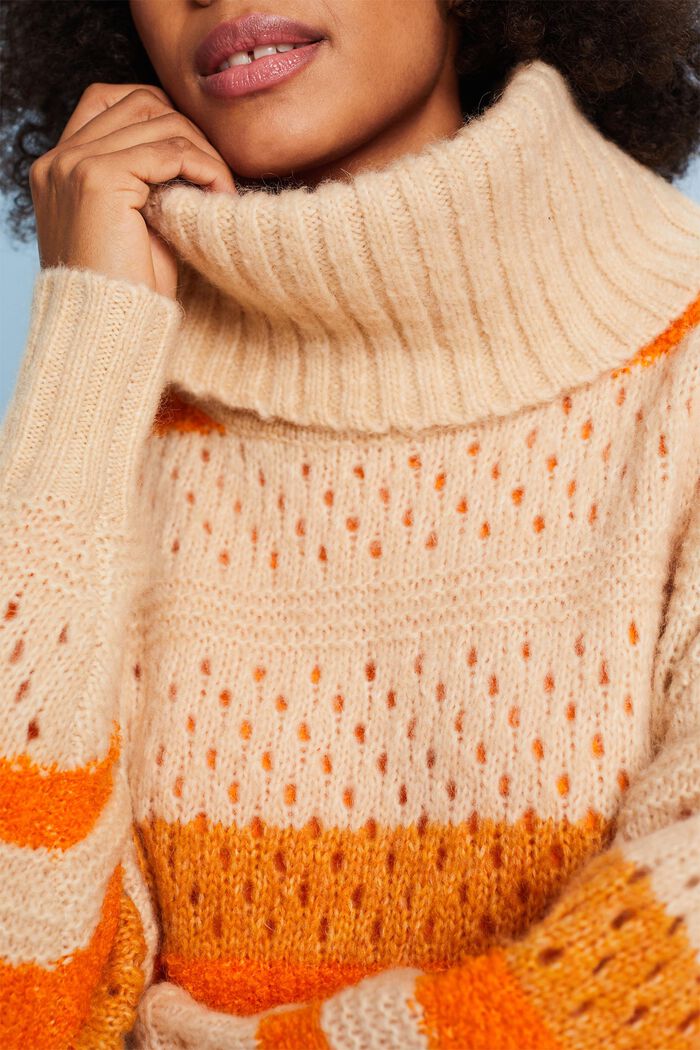 Gestreifter Rollkragenpullover