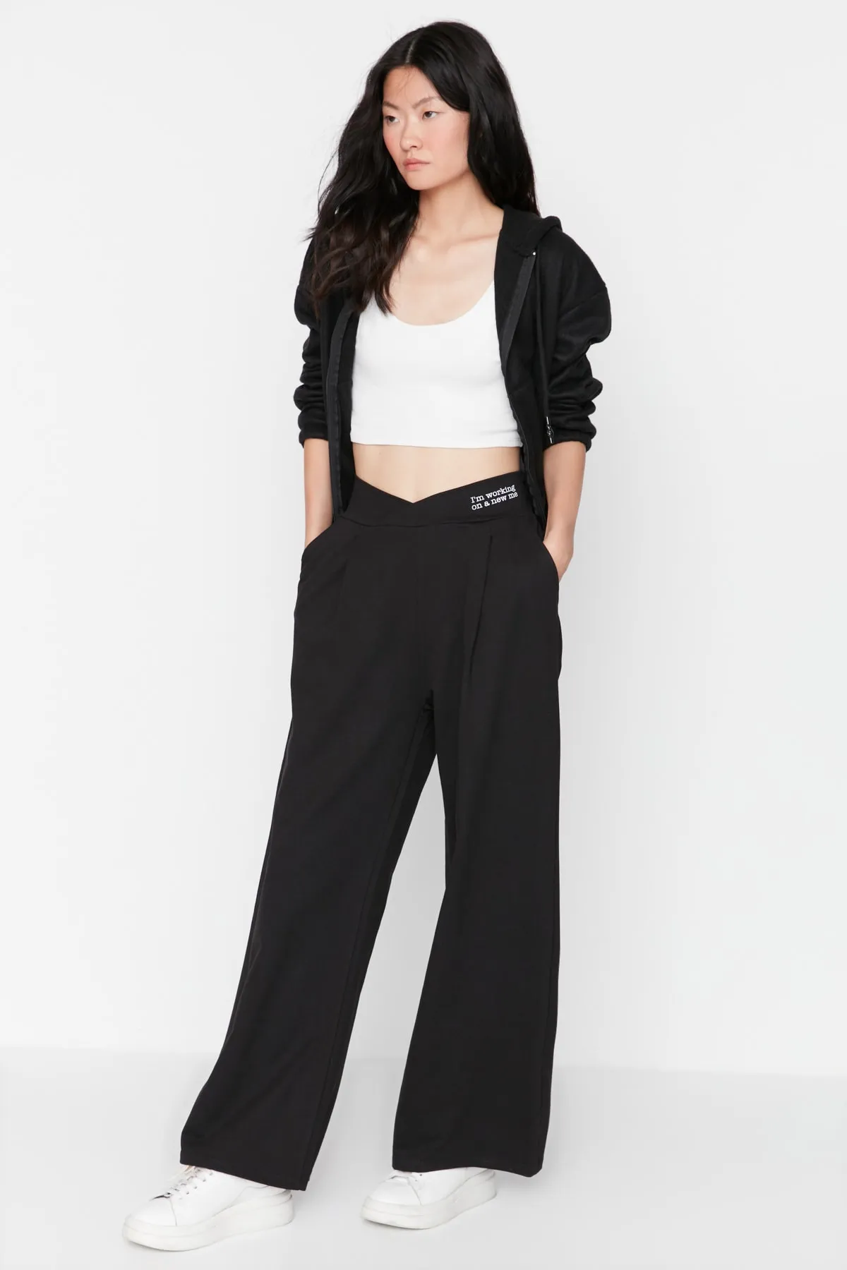 Trendyol Collection  Schwarze, bedruckte, detaillierte Strickhose mit weitem Bein und entspanntem Schnitt und asymmetrischer Taille TWOAW23PL00389