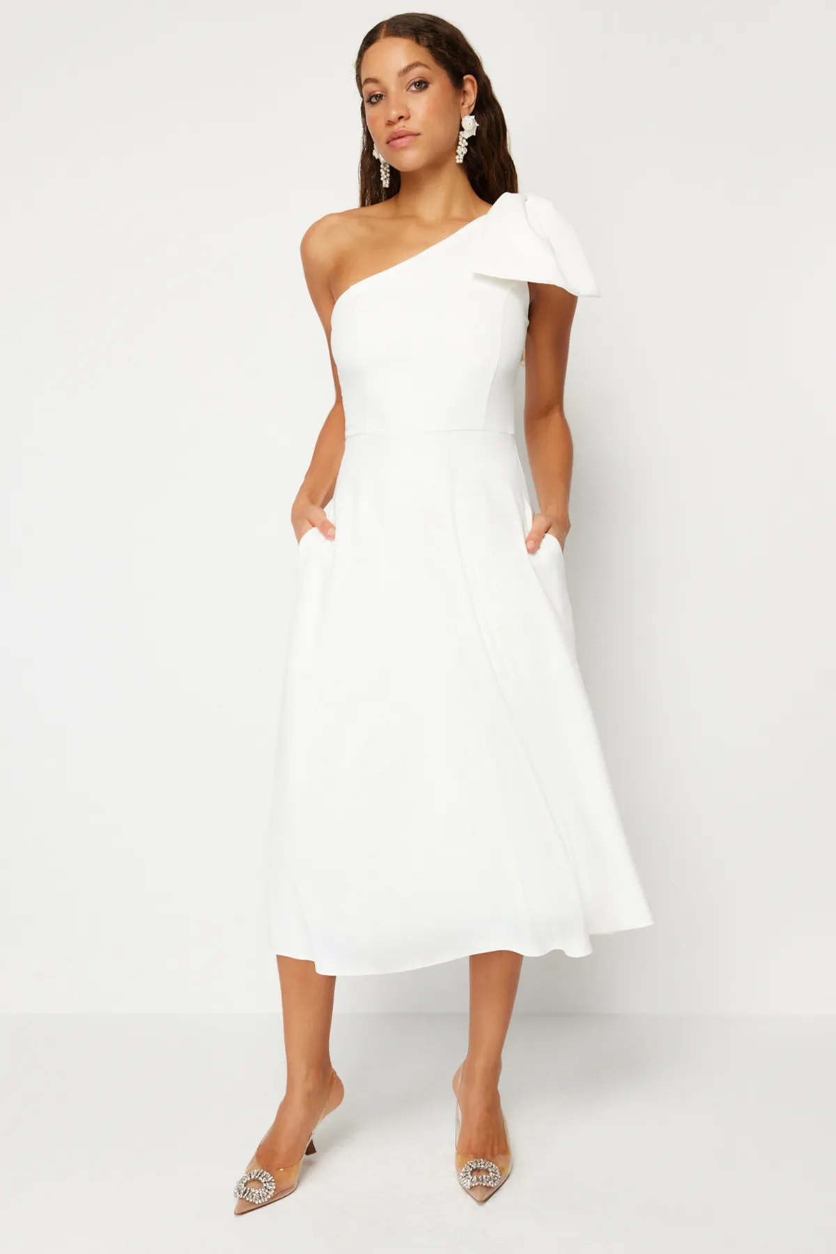 Trendyol Collection  Weißes Braut-Hochzeits-/Nikah-Elegantes Abendkleid mit Schleifendetail TPRSS24EL00105