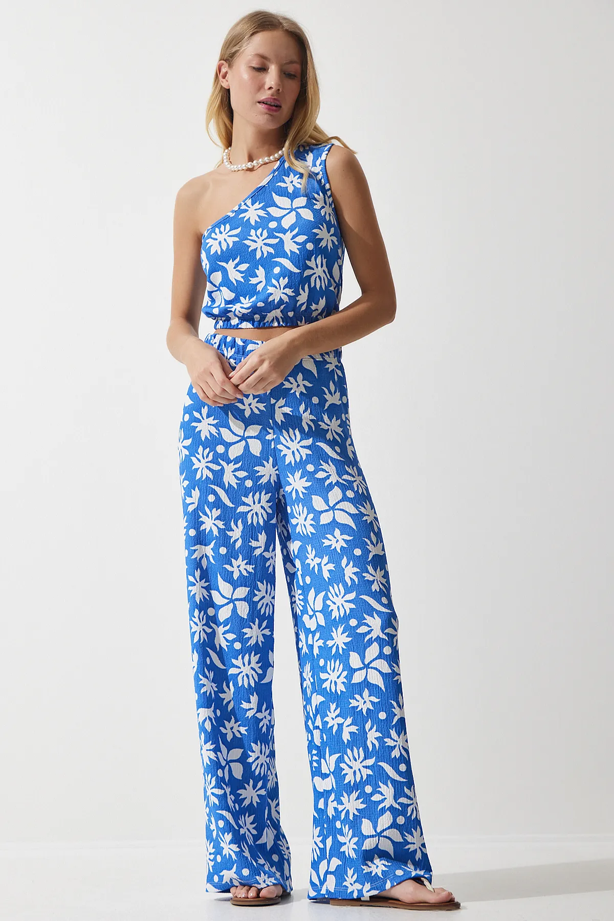 Happiness İstanbul  Blau-weiß gemusterter Palazzo-Anzug aus Strick mit kurzer Bluse für Damen MC00260
