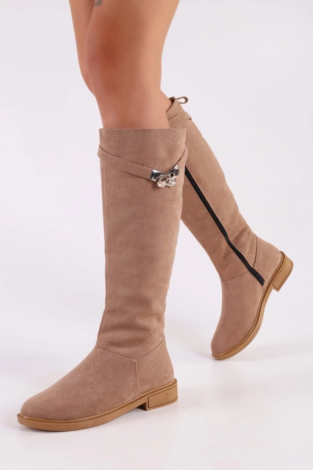 Shoeberry  Damen-Stiefel „Titan“ aus Nerz-Wildleder mit Schnalle und flachem Absatz, Nerz-Wildleder